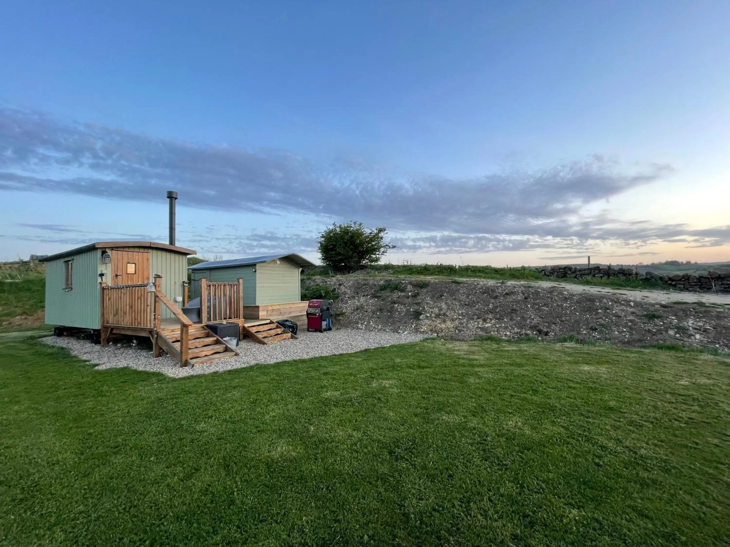 Oakley View Shepherds Hut with hot tub