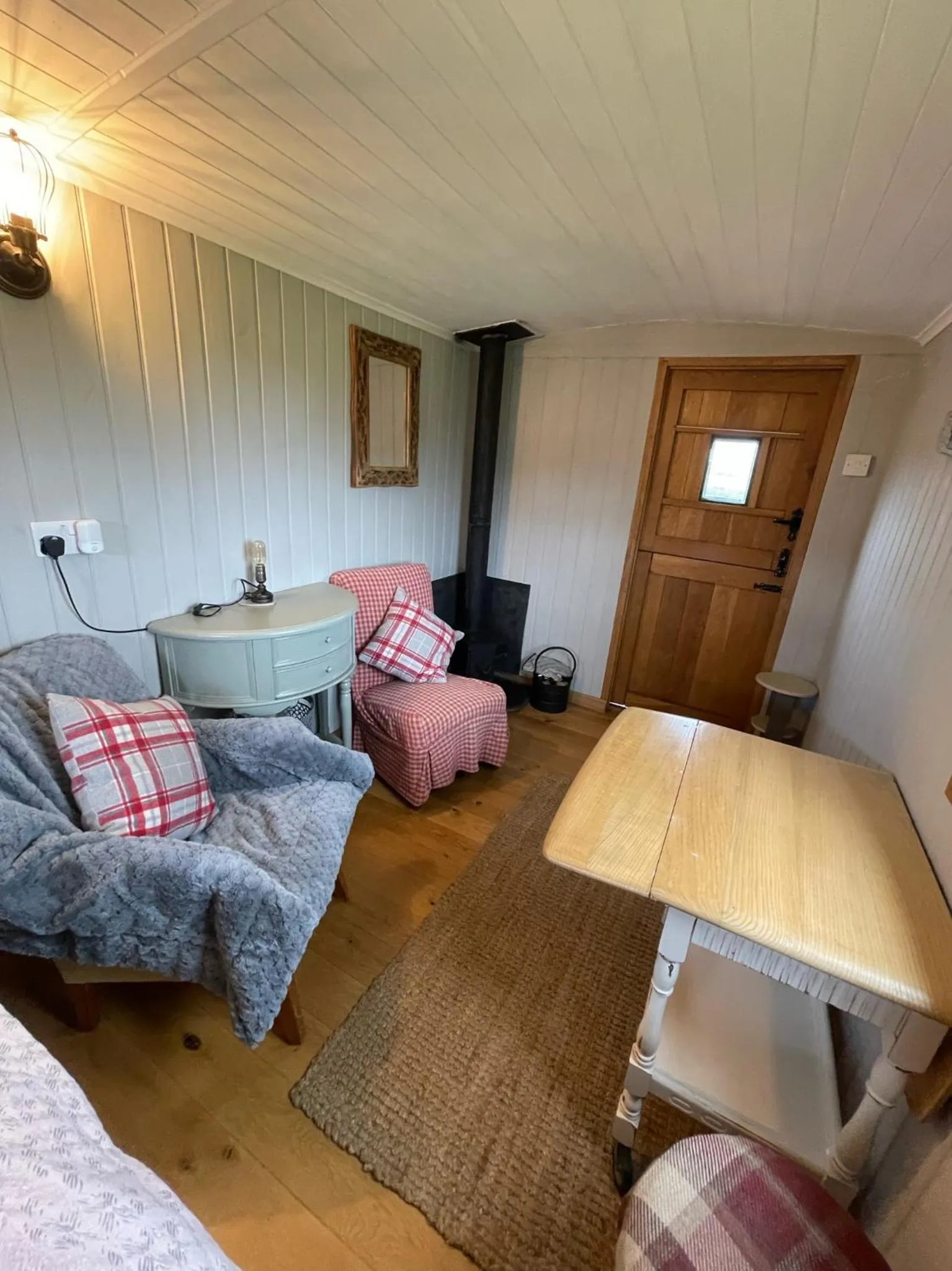 Bed in Oakley View Shepherds Hut with hot tub