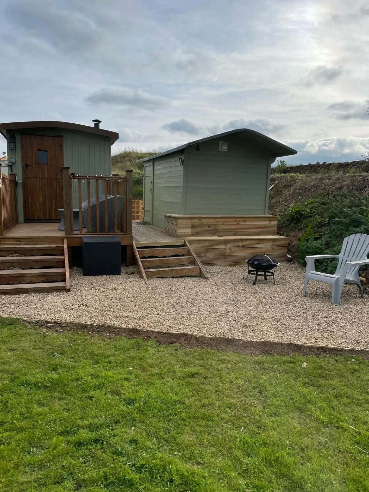 Garden in Oakley View Shepherds Hut with hot tub