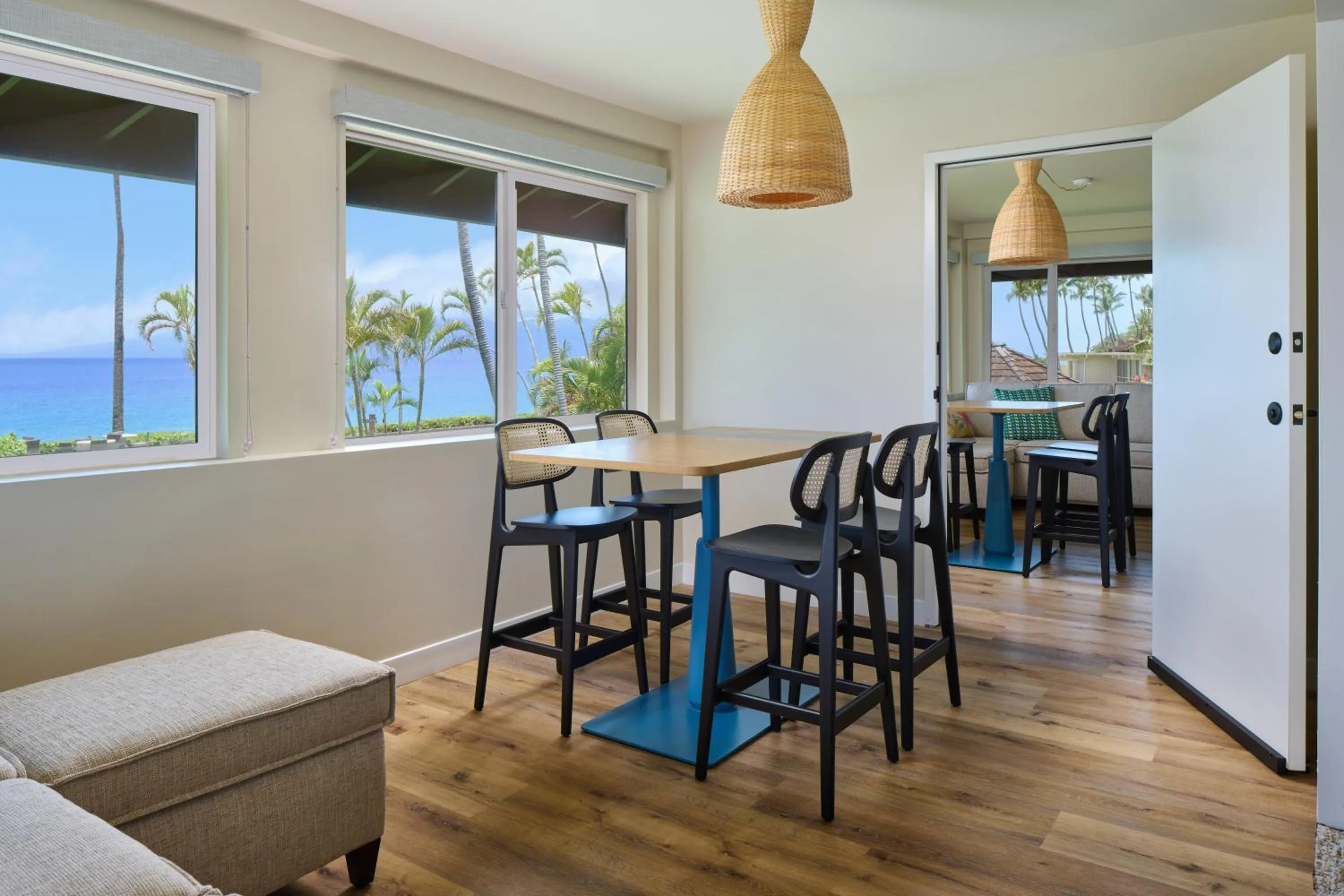 Seating area in Royal Lahaina Resort & Bungalows