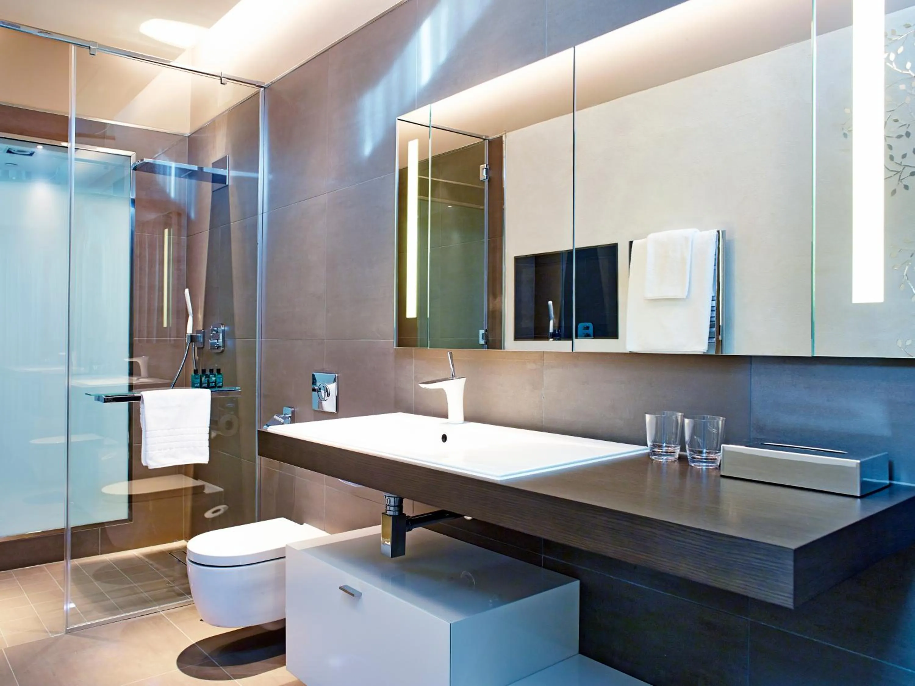 Shower in Cheval Three Quays at The Tower of London