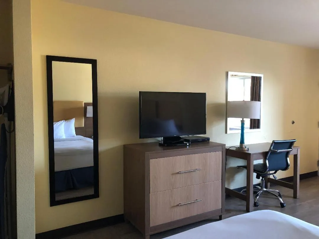 TV and multimedia, Bed in Days Inn by Wyndham Hayward Airport