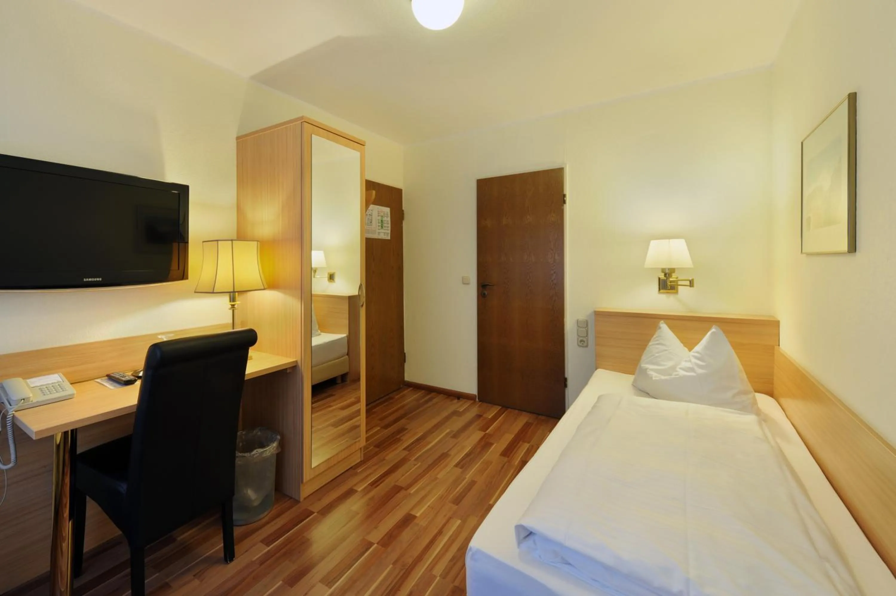 Photo of the whole room, Bed in Bellevue Hotel