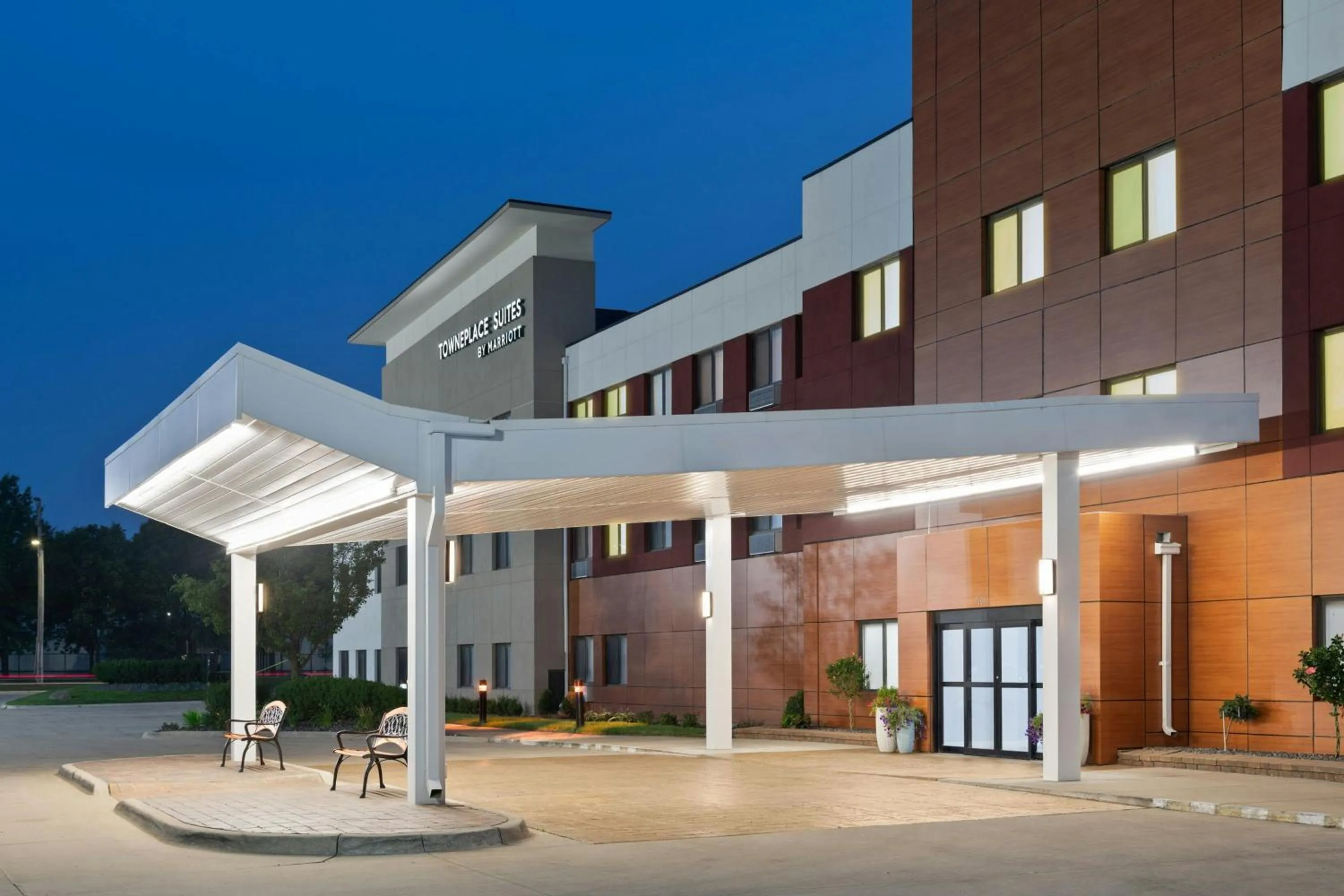 Property building in TownePlace Suites Detroit Warren