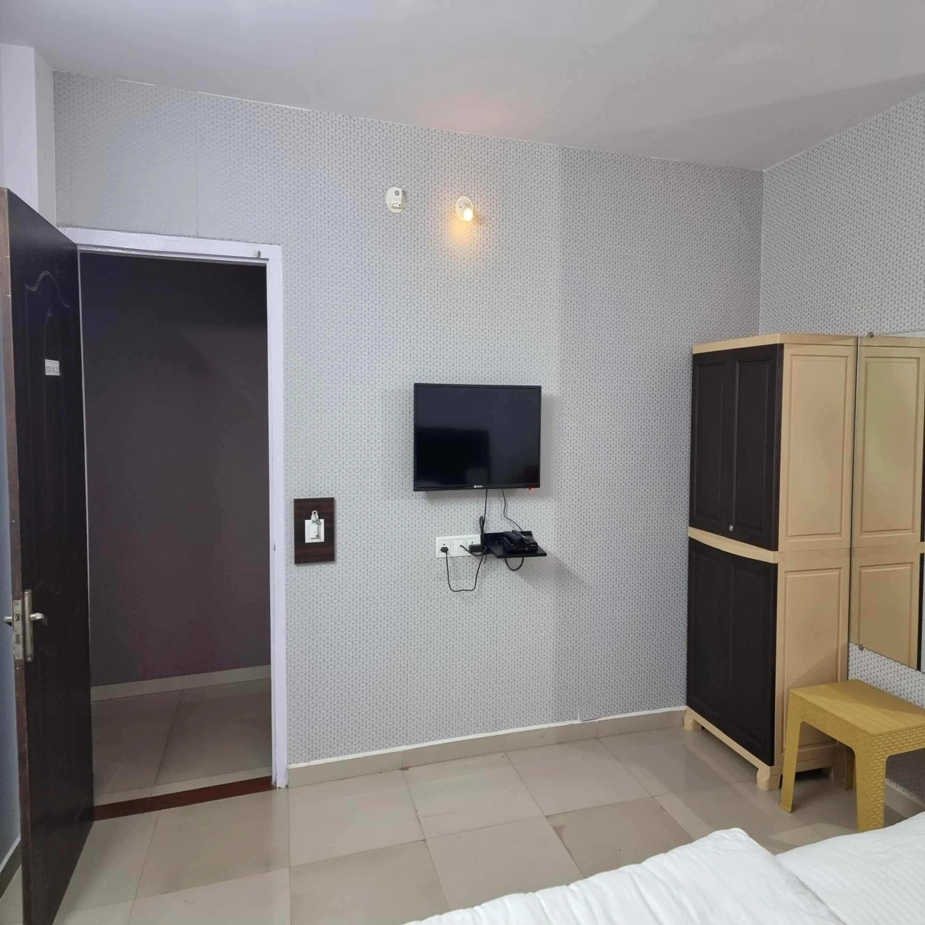 TV and multimedia, Bed in Shivani Inn Hotel & Banquet