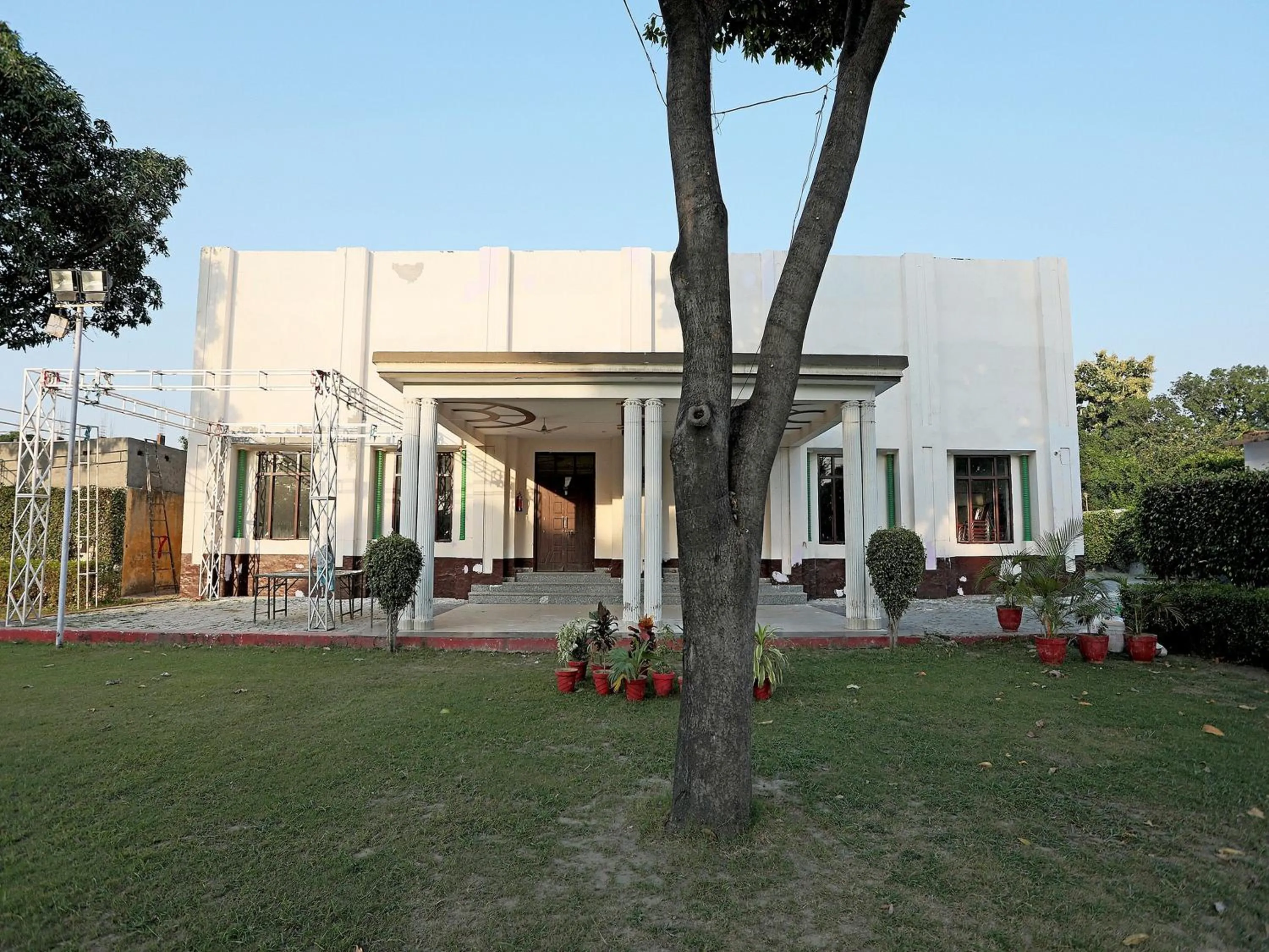 Facade/entrance in Hotel O Surprise Farm House