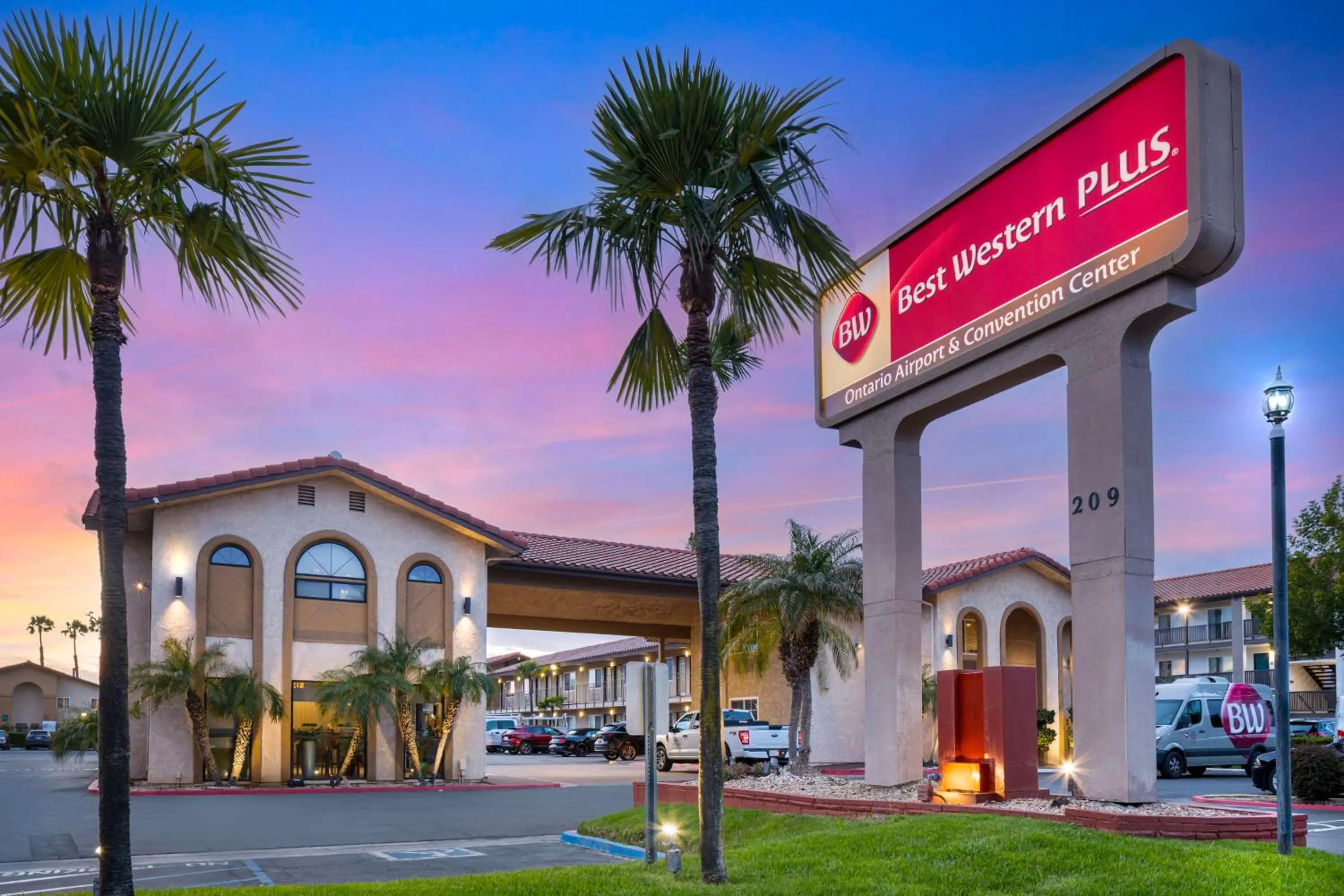 Property building in Best Western Plus Ontario Airport & Convention Center