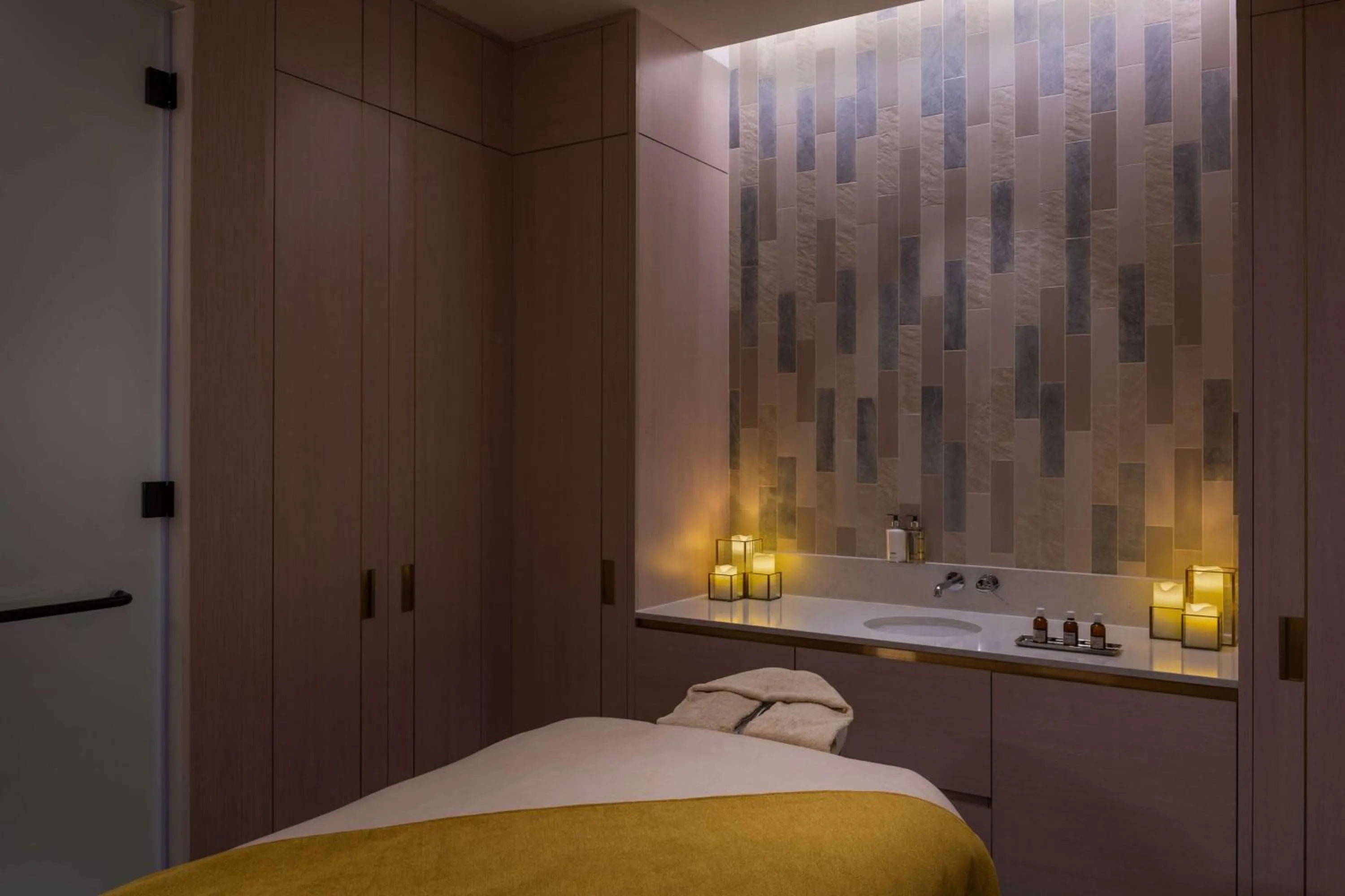 Spa and wellness centre/facilities, Bed in The WB Abu Dhabi, Curio Collection By Hilton