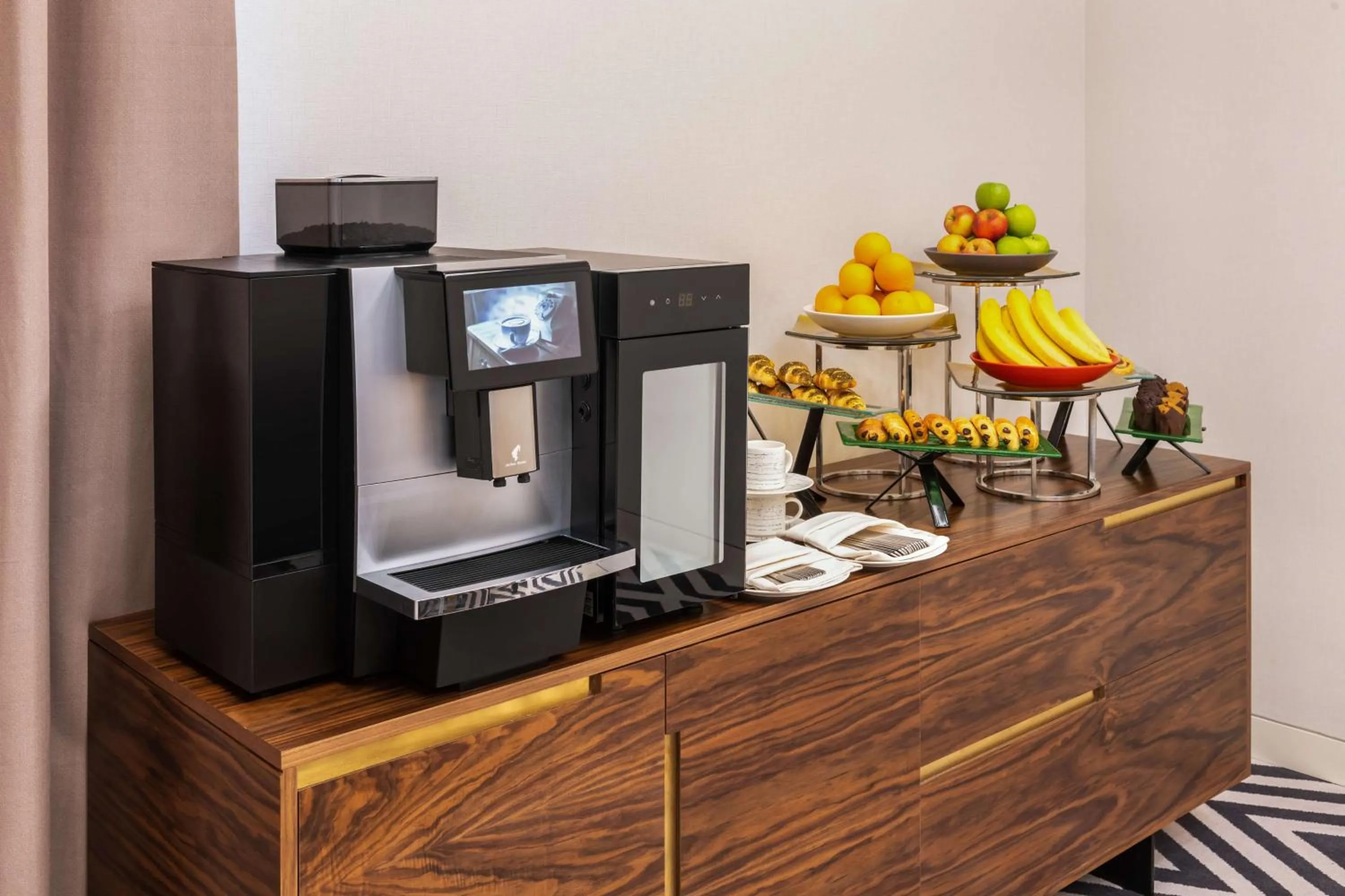 Meeting/conference room in The WB Abu Dhabi, Curio Collection By Hilton