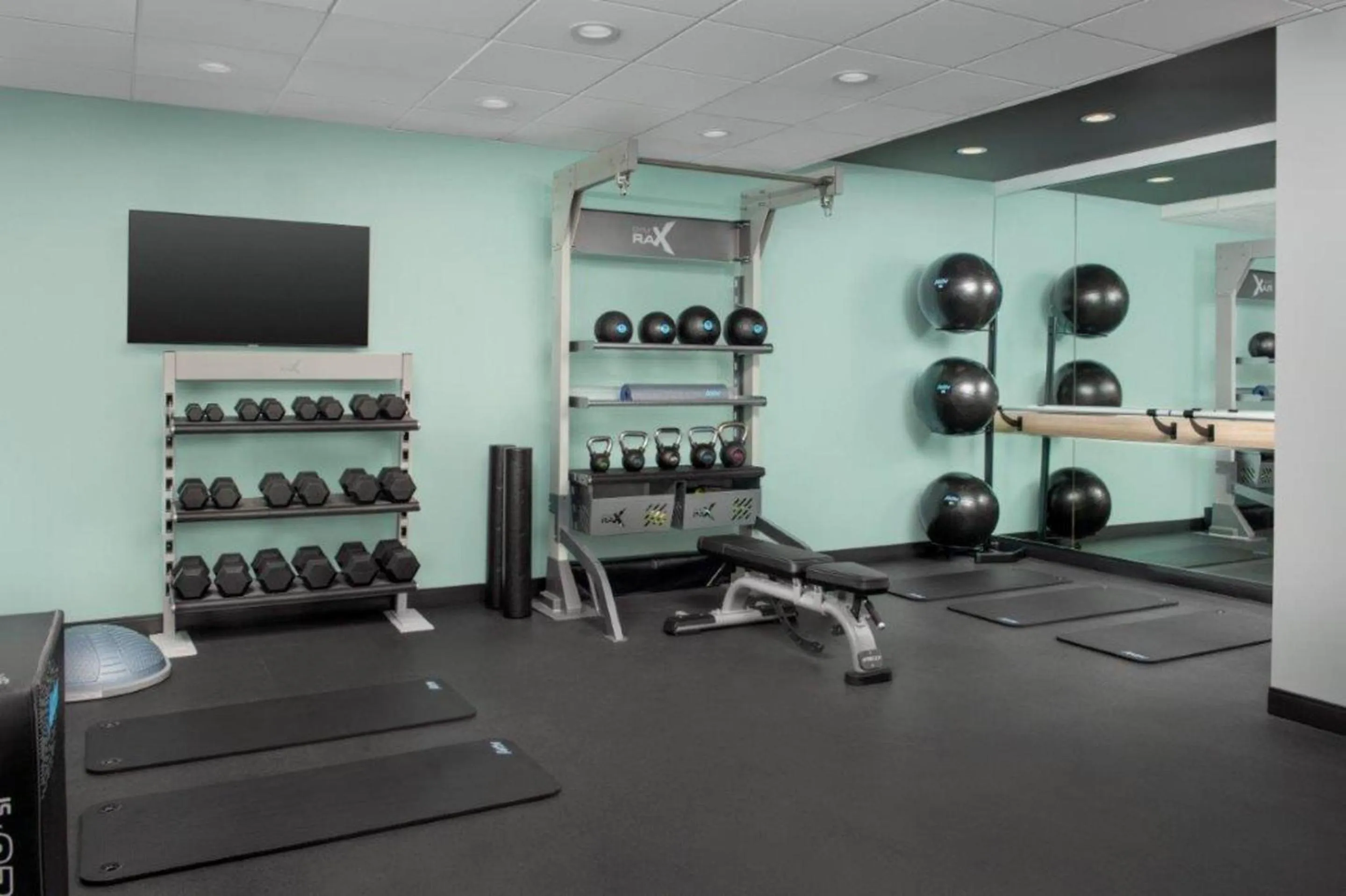 Fitness centre/facilities in Tru By Hilton San Antonio North