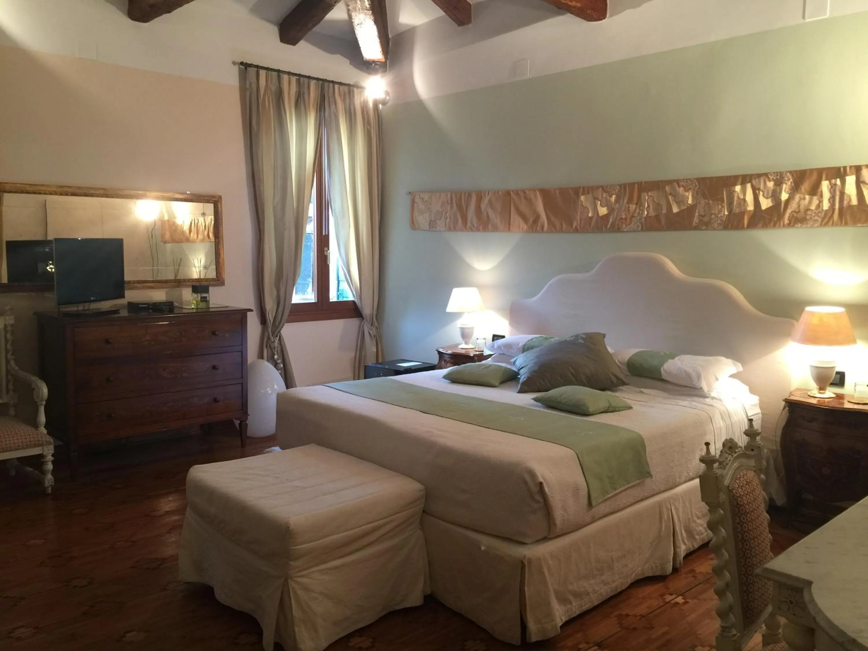Photo of the whole room, Bed in La Villeggiatura
