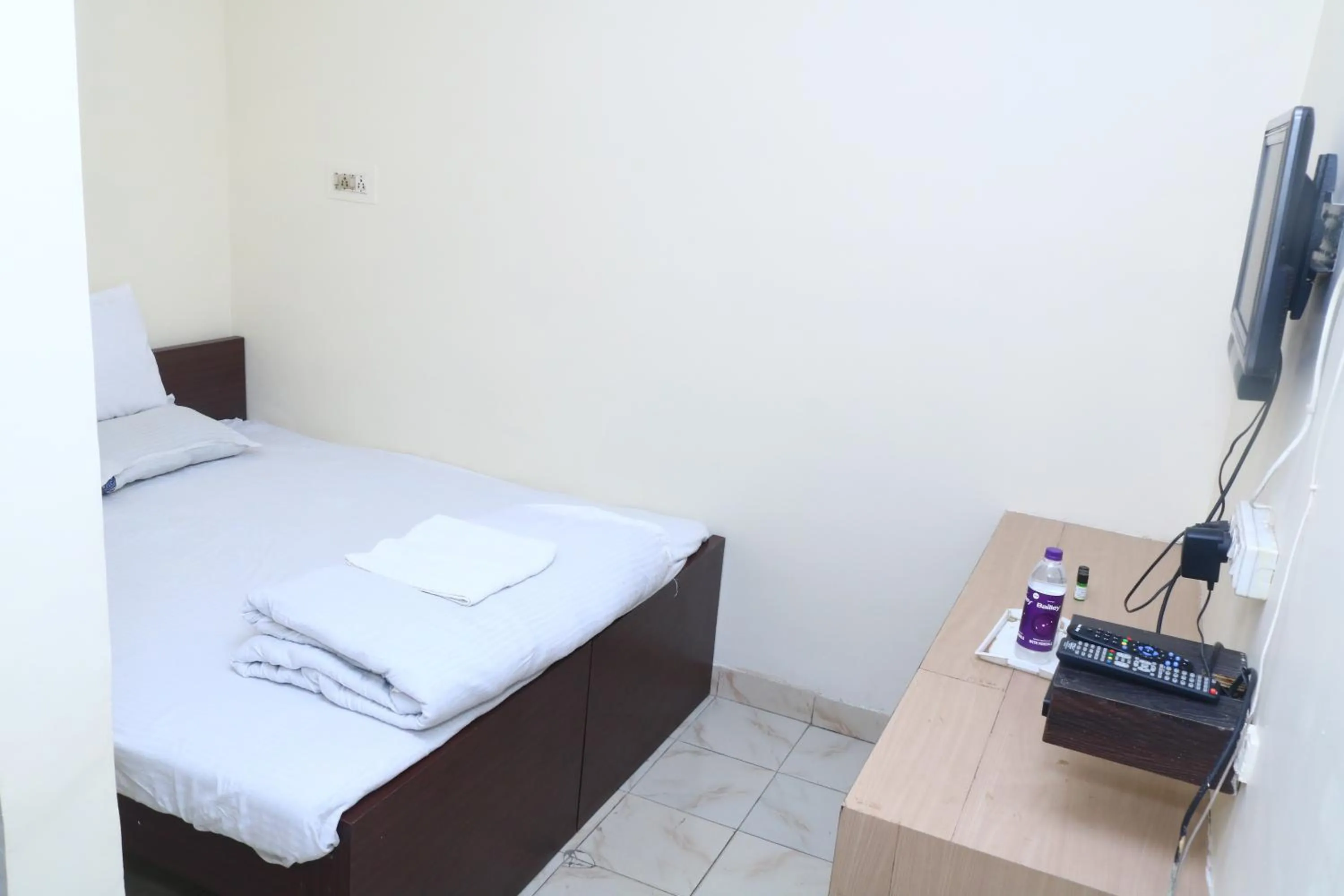 TV and multimedia, Bed in Hotel Ashirwad