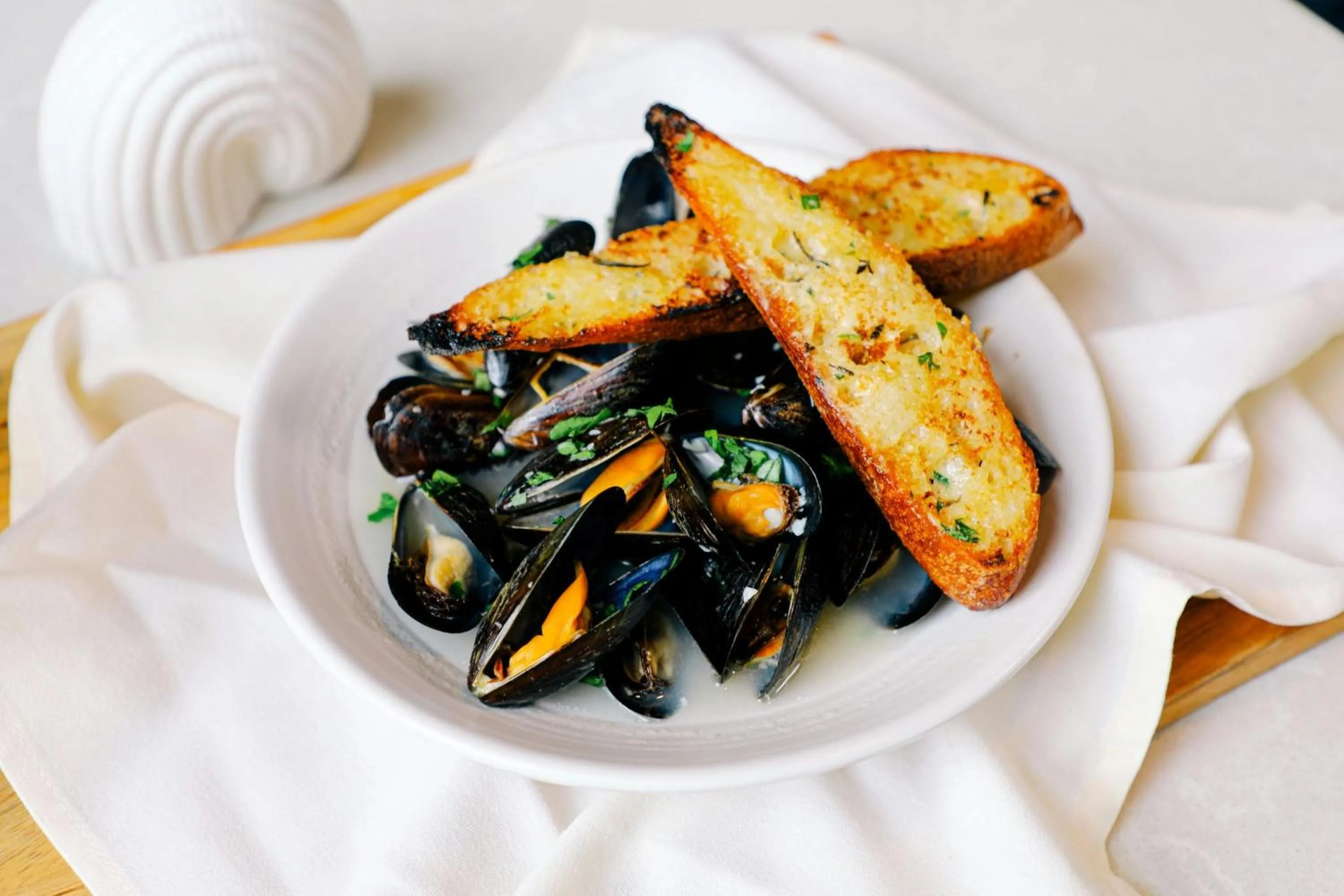 Lounge or bar in Mystic Marriott Hotel and Spa