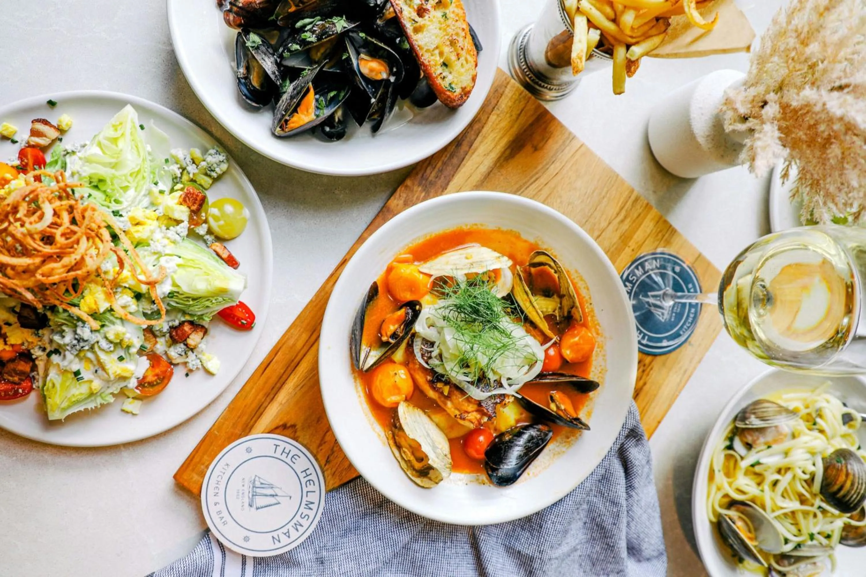 Lounge or bar in Mystic Marriott Hotel and Spa