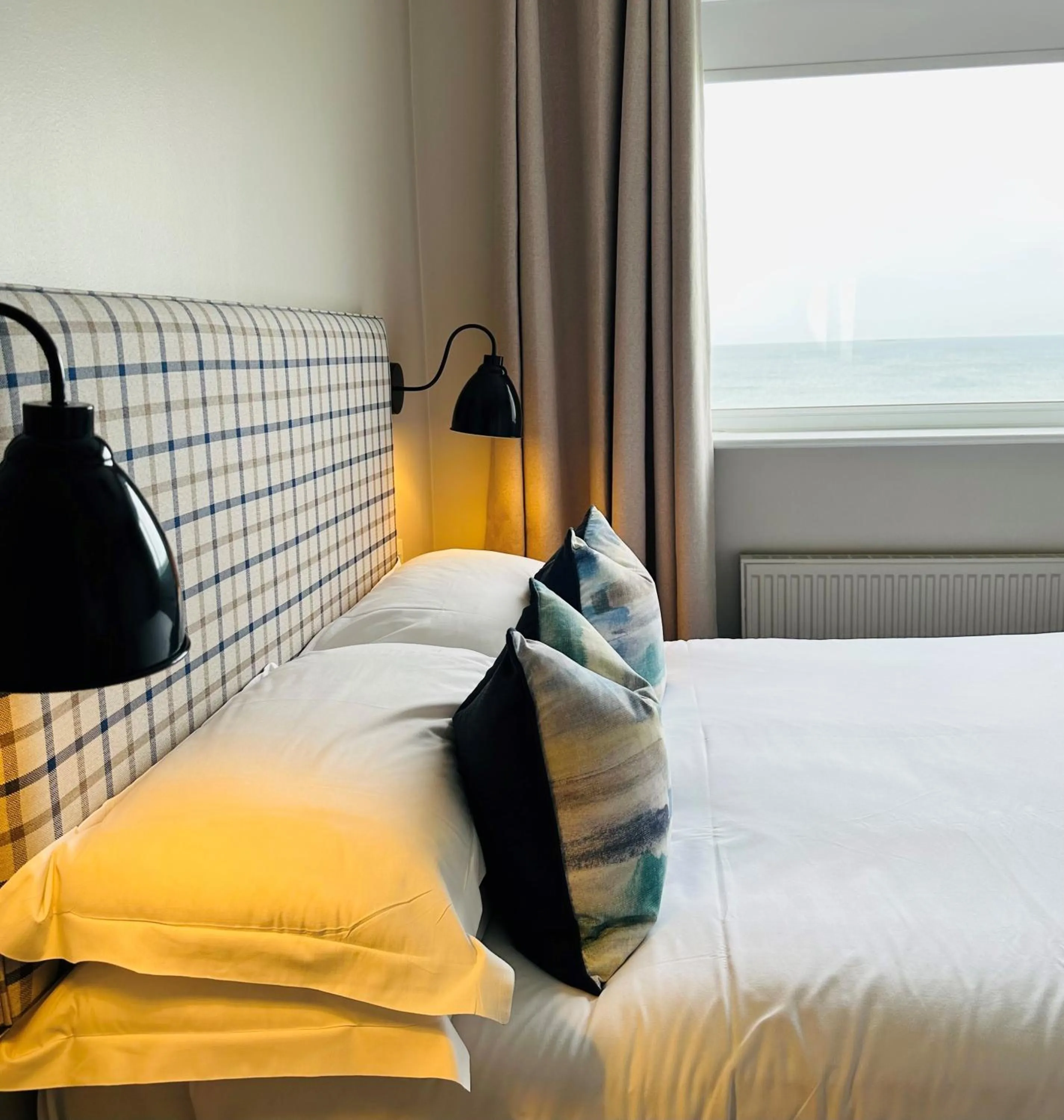 Bedroom, Bed in Beach House Hotel