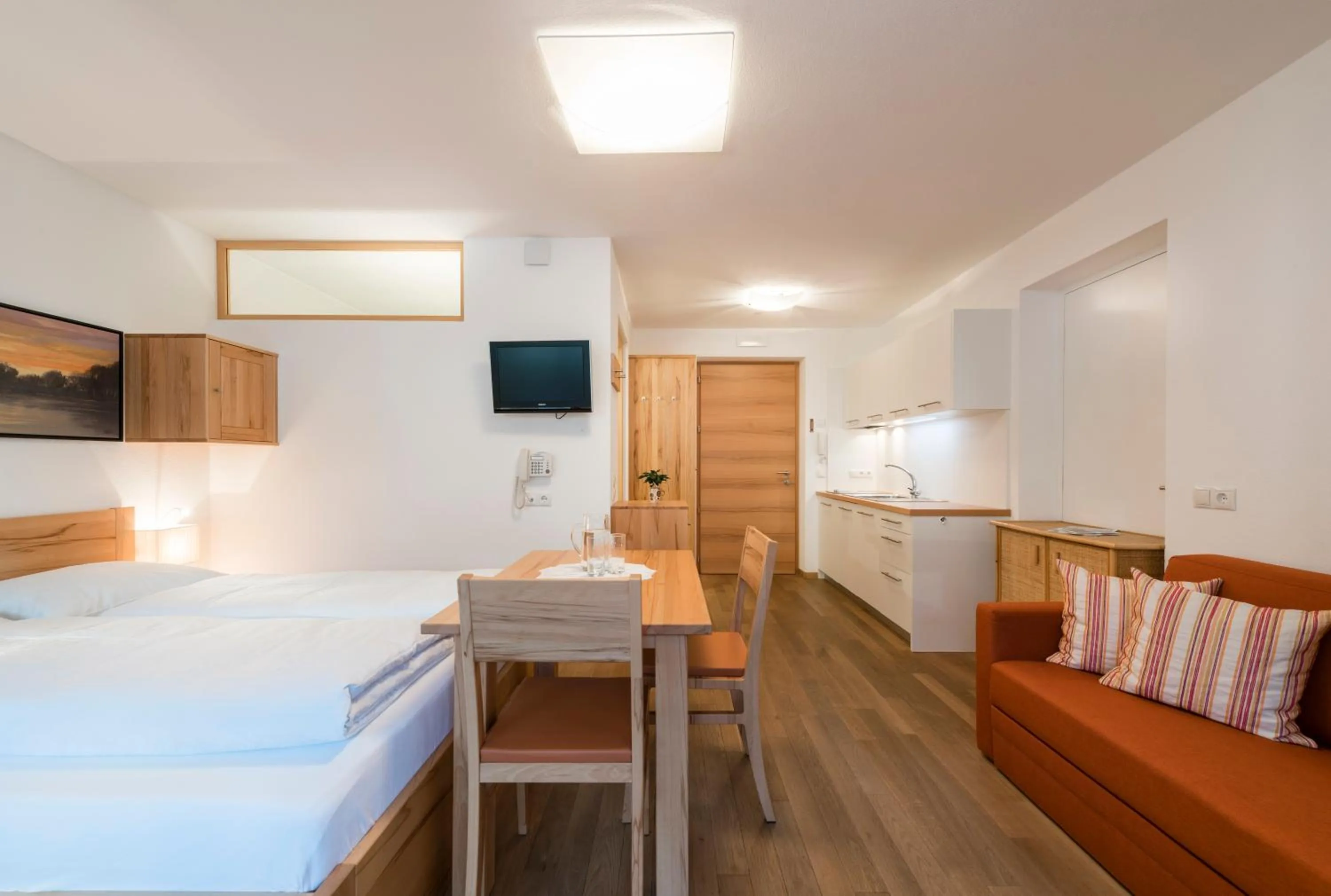 Photo of the whole room, Bed in Residence Aichner