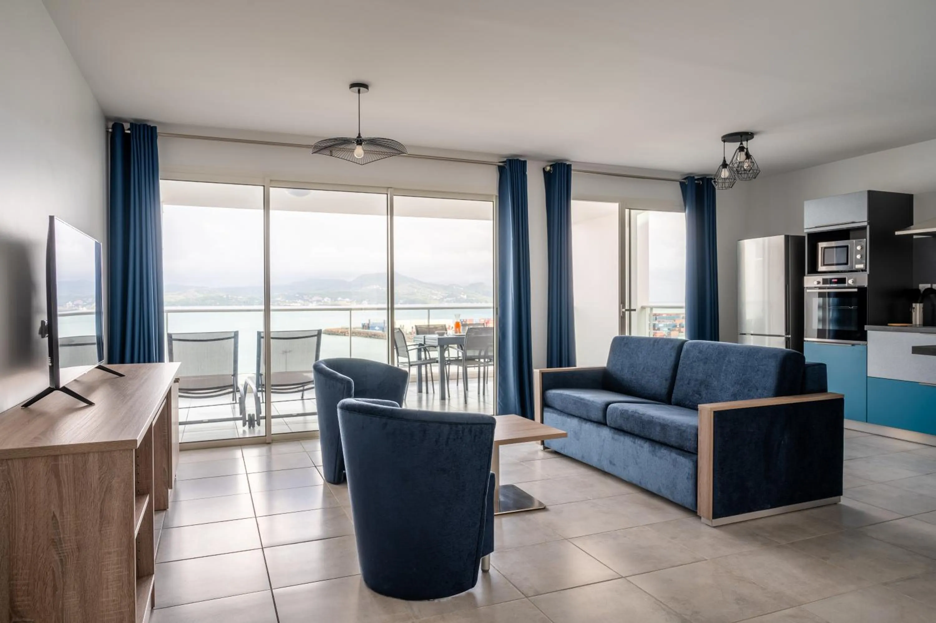 Kitchen or kitchenette in B&B HOME Fort-de-France Marina