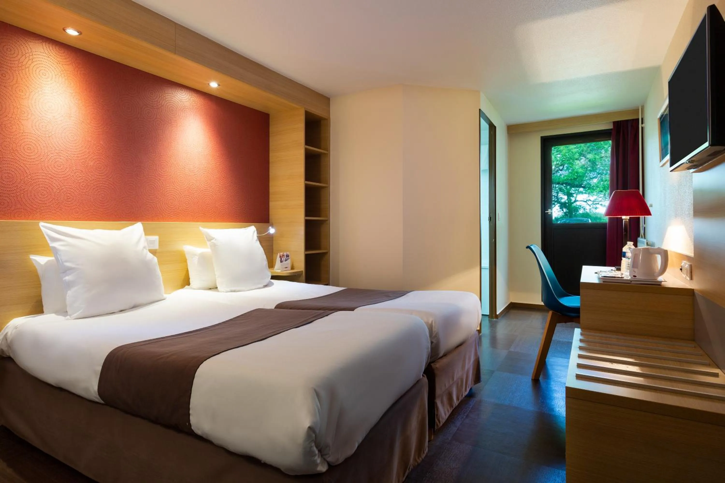 Bed in Comfort Hotel Pithiviers