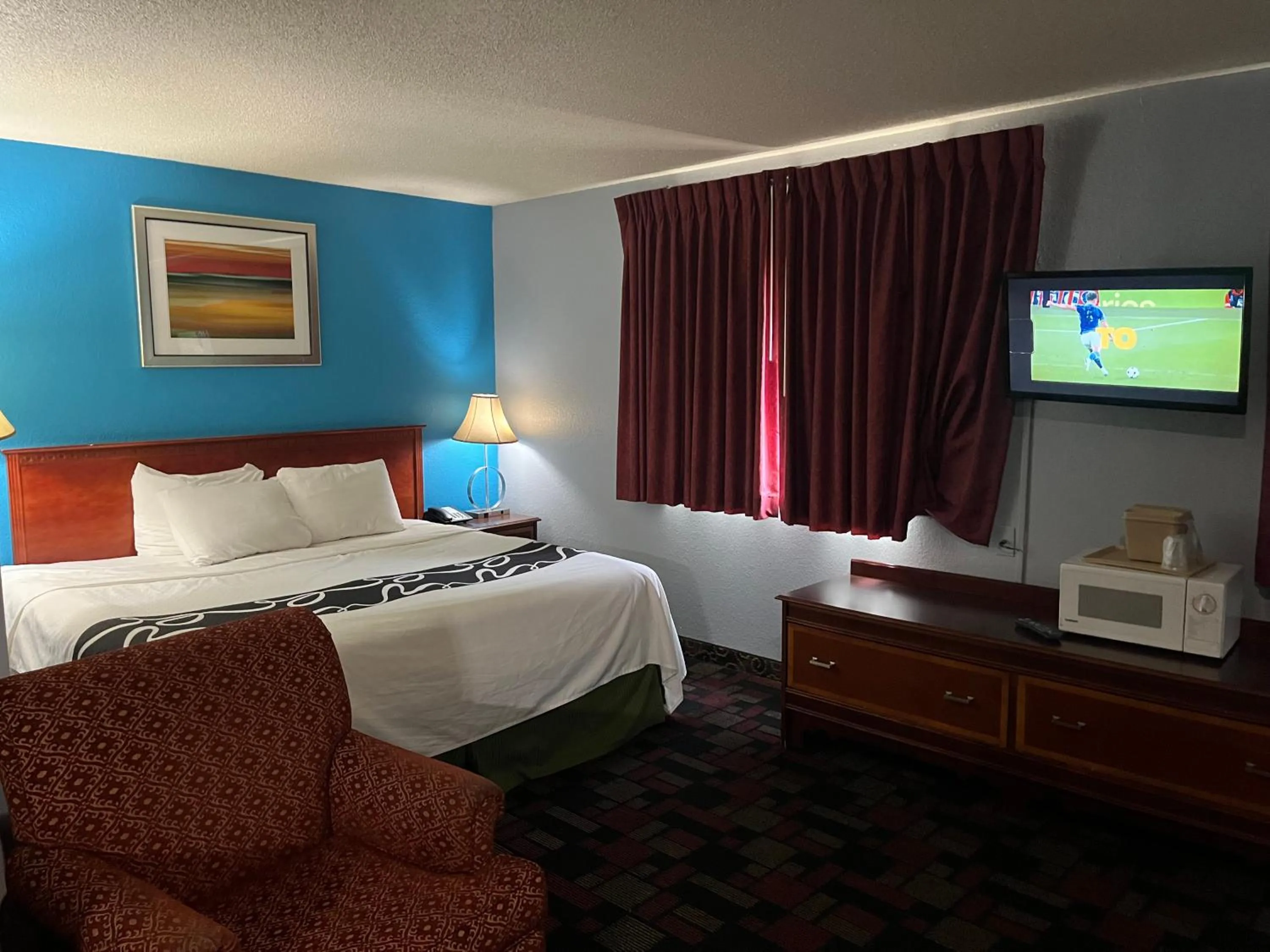 TV and multimedia, Bed in Rodeway Inn Whitehall
