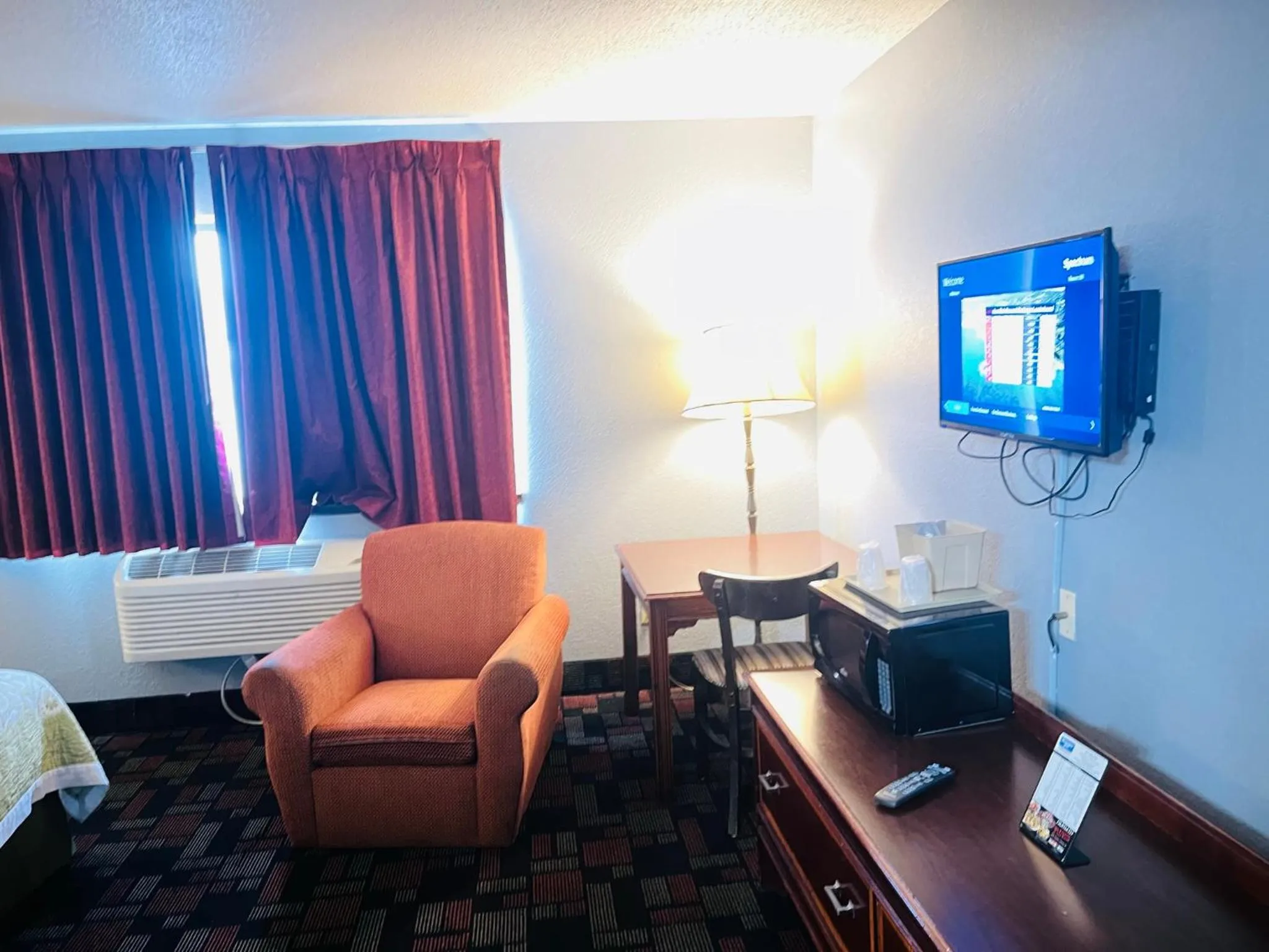 TV and multimedia in Rodeway Inn Whitehall