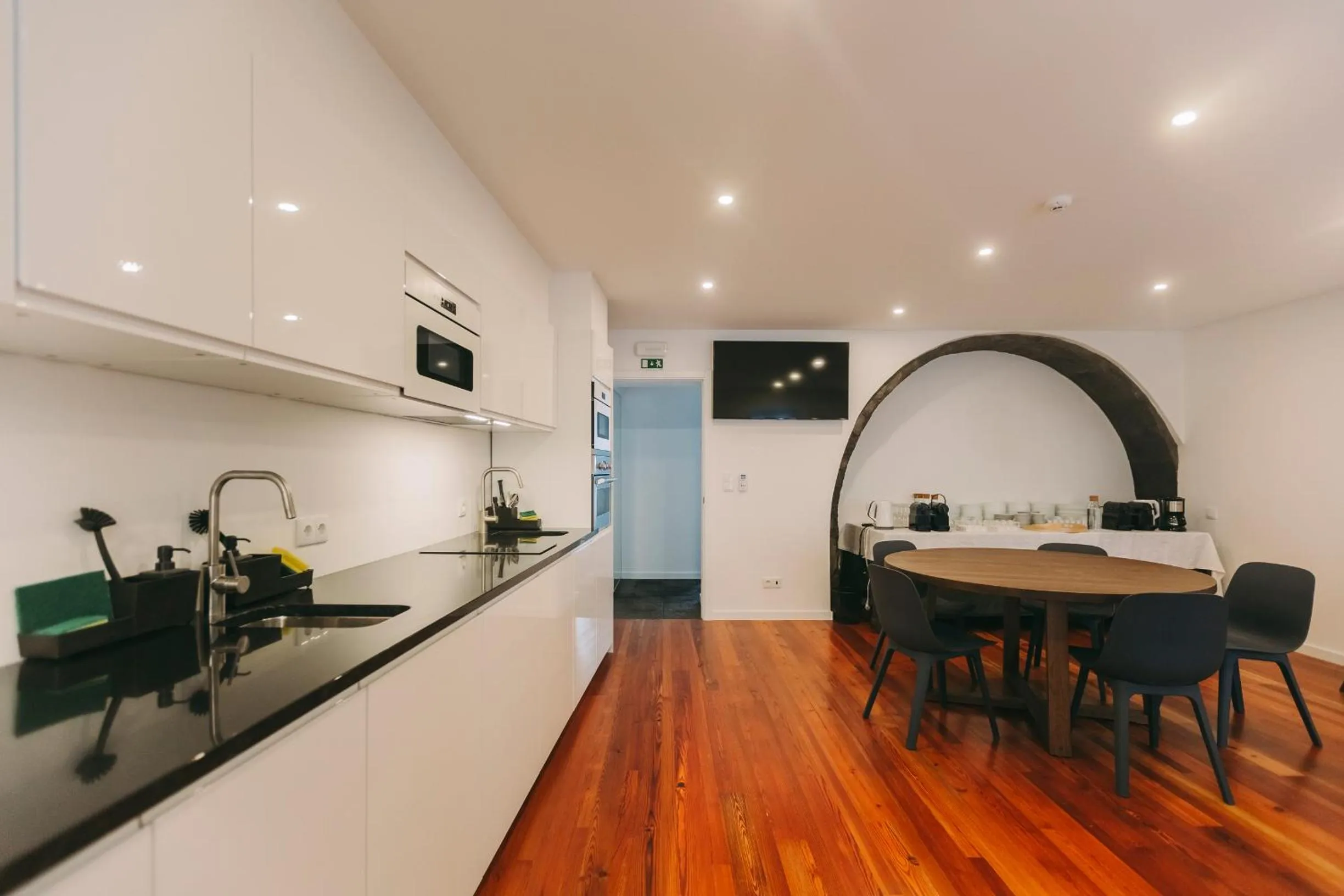 Communal kitchen in Azores Inn - Family Suites
