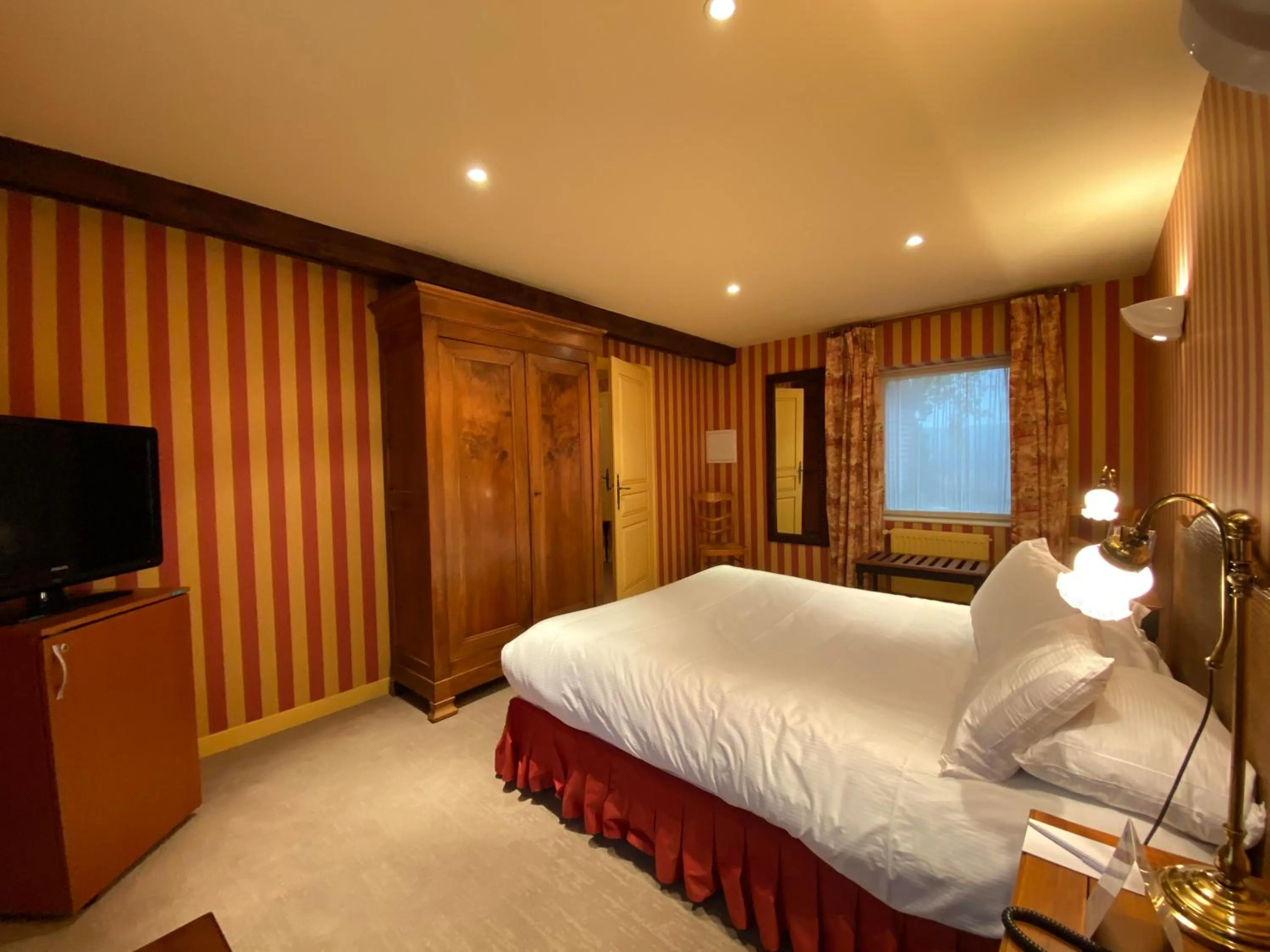 Living room, Bed in Best Western La Metairie