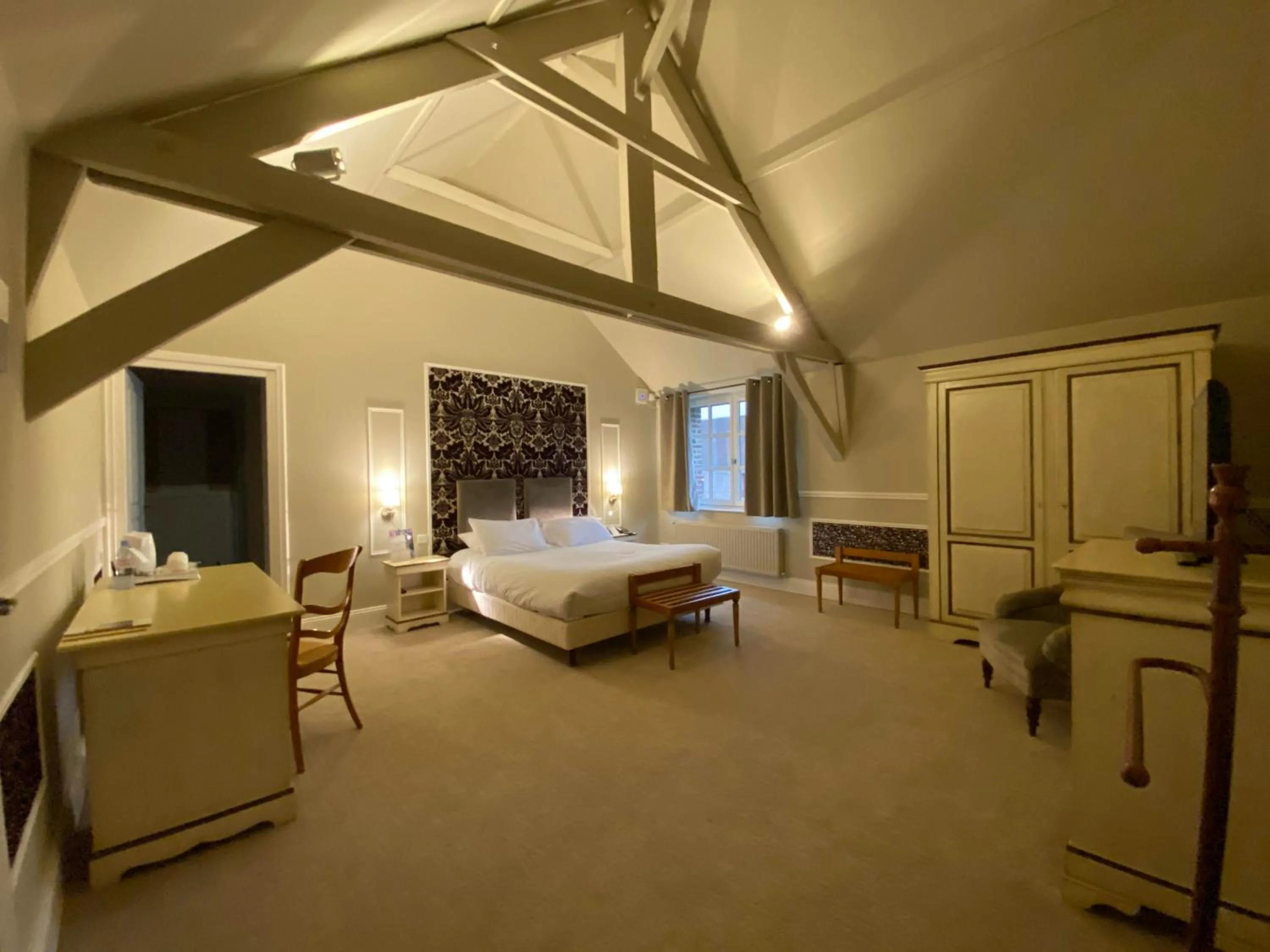 Communal lounge/ TV room, Bed in Best Western La Metairie