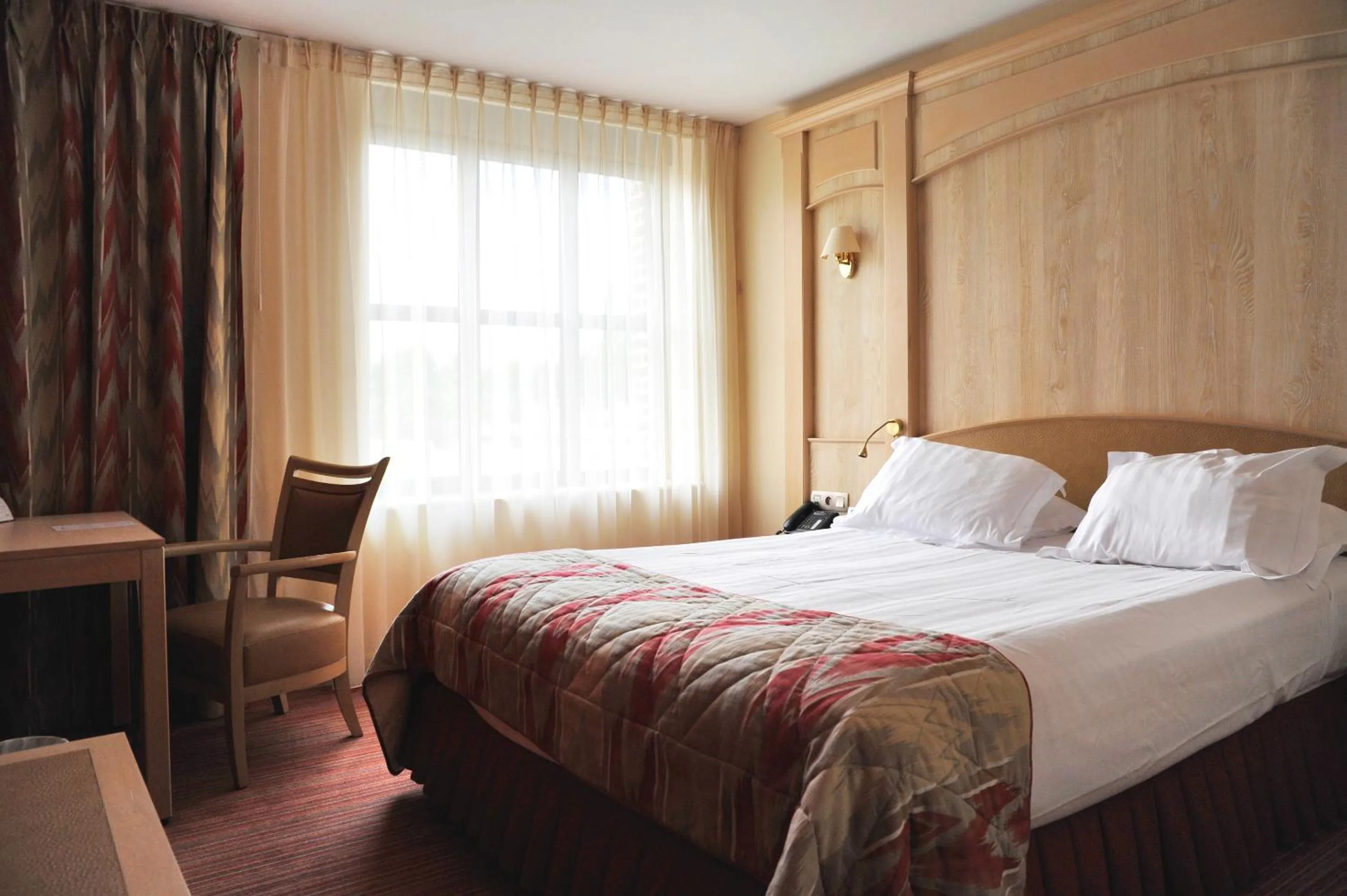 Photo of the whole room, Bed in Best Western La Metairie