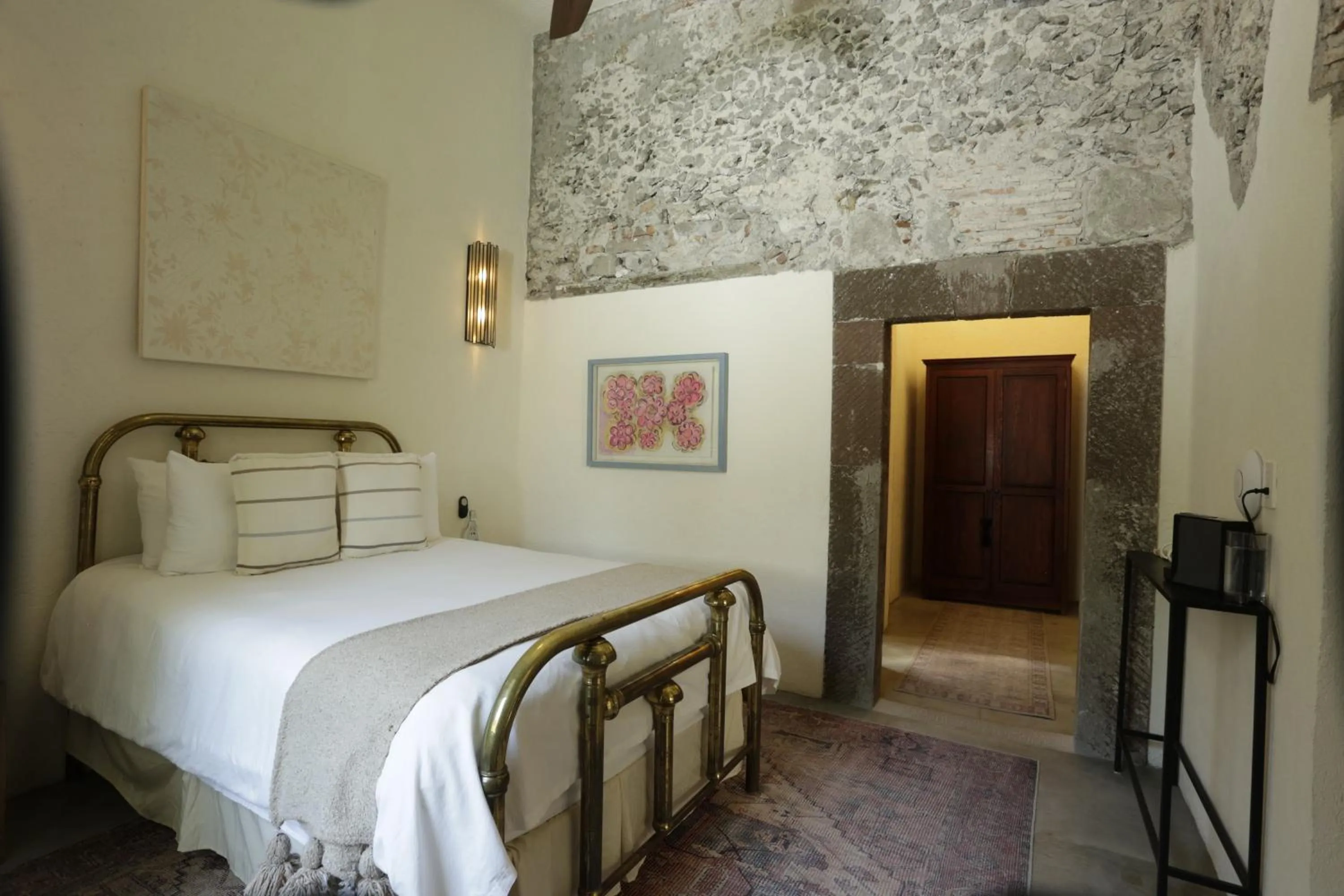 Photo of the whole room, Bed in Orchid House San Miguel de Allende