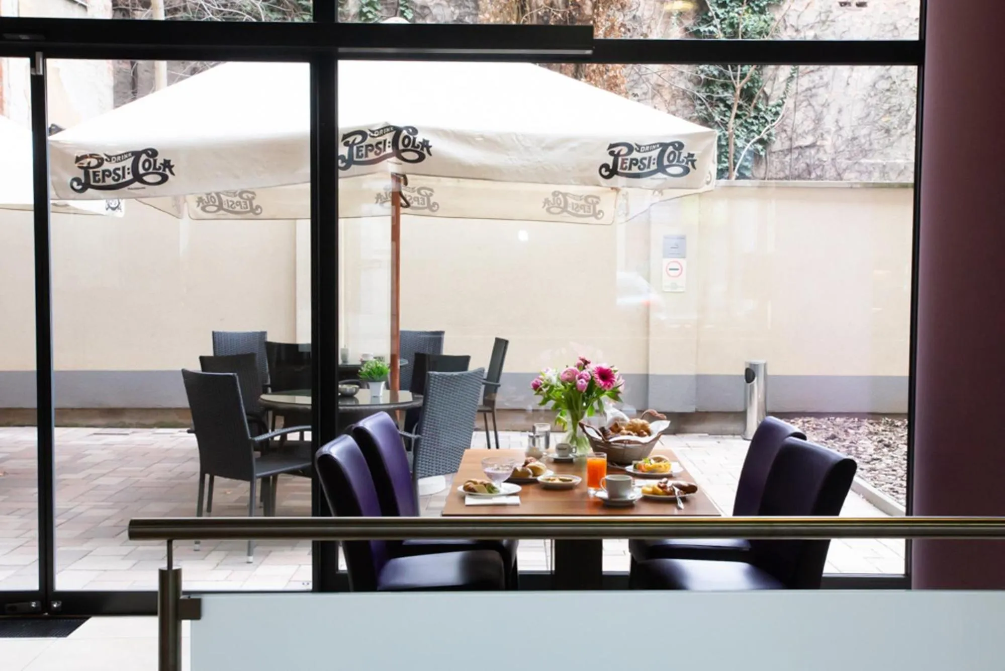 Restaurant/places to eat in Hotel Regnum Residence