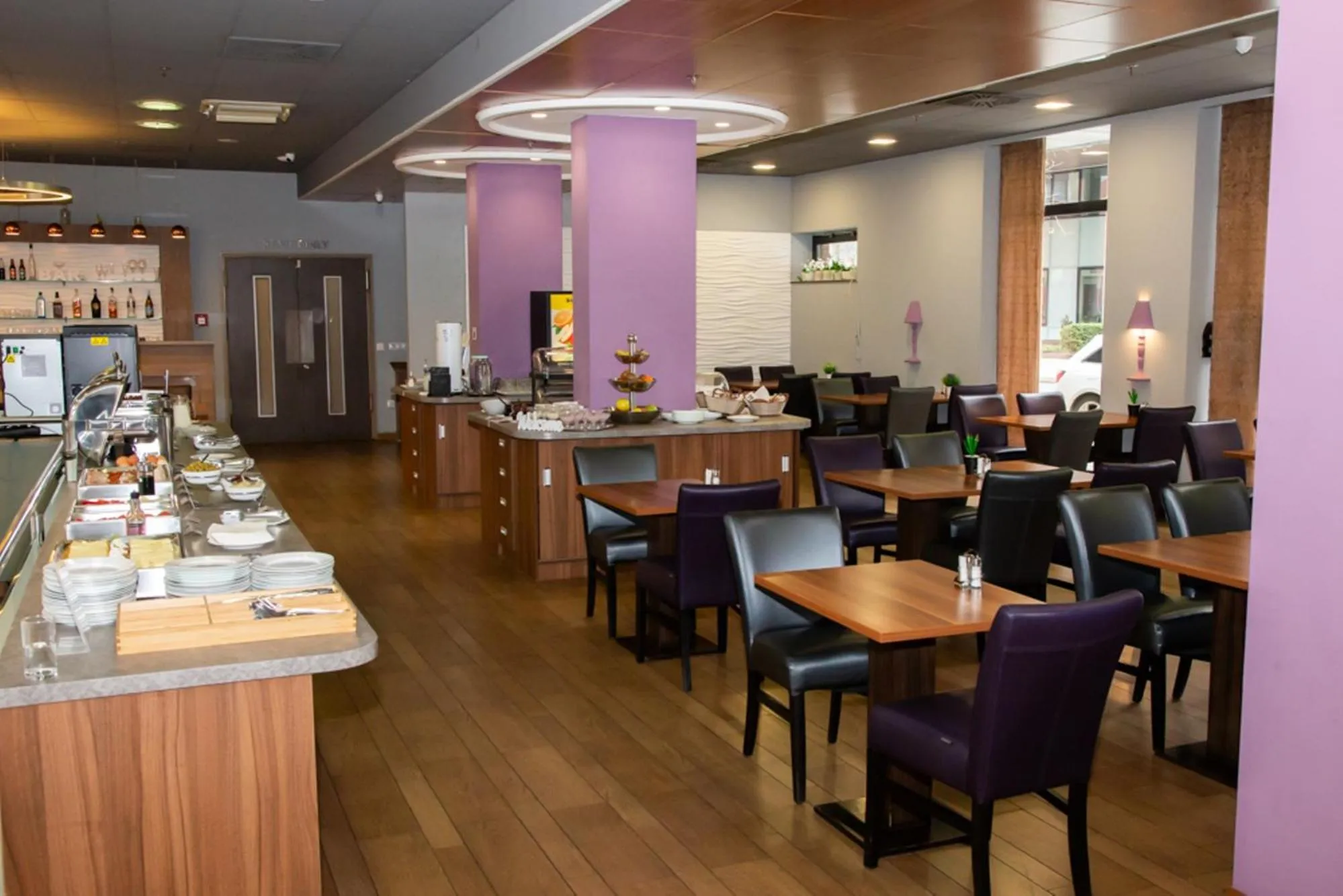 Restaurant/places to eat in Hotel Regnum Residence