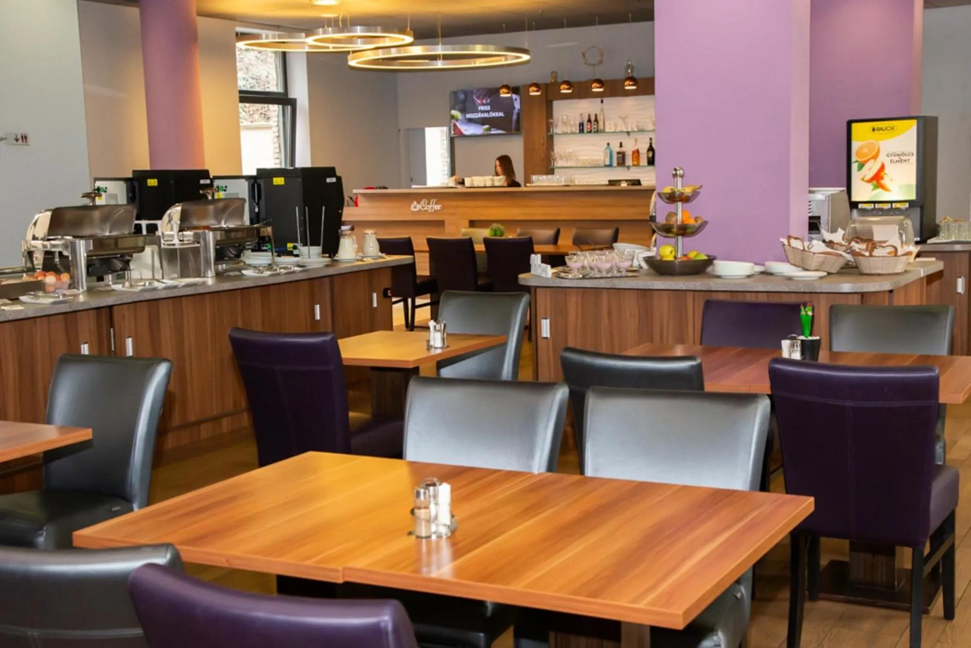 Restaurant/places to eat in Hotel Regnum Residence