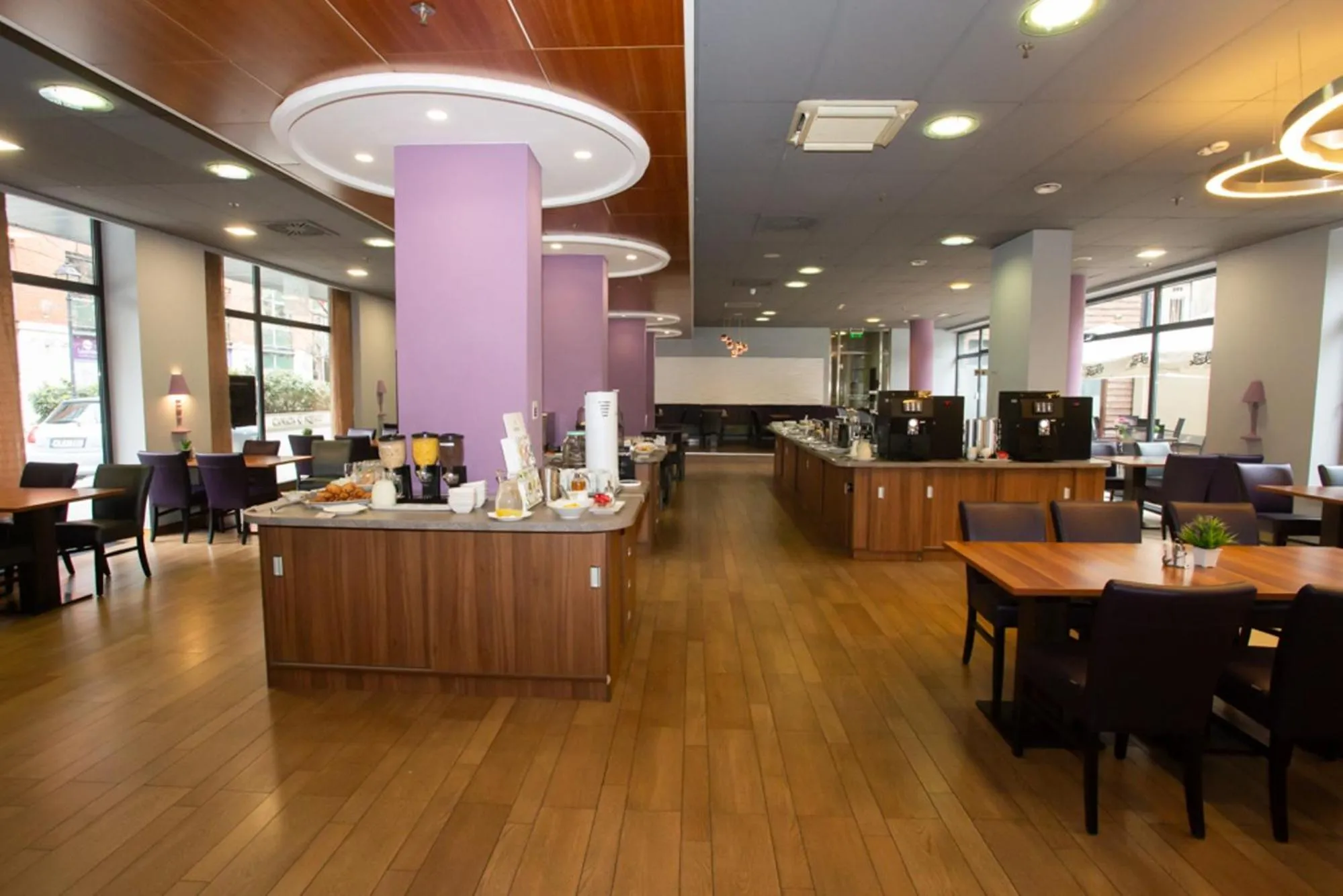 Restaurant/places to eat in Hotel Regnum Residence