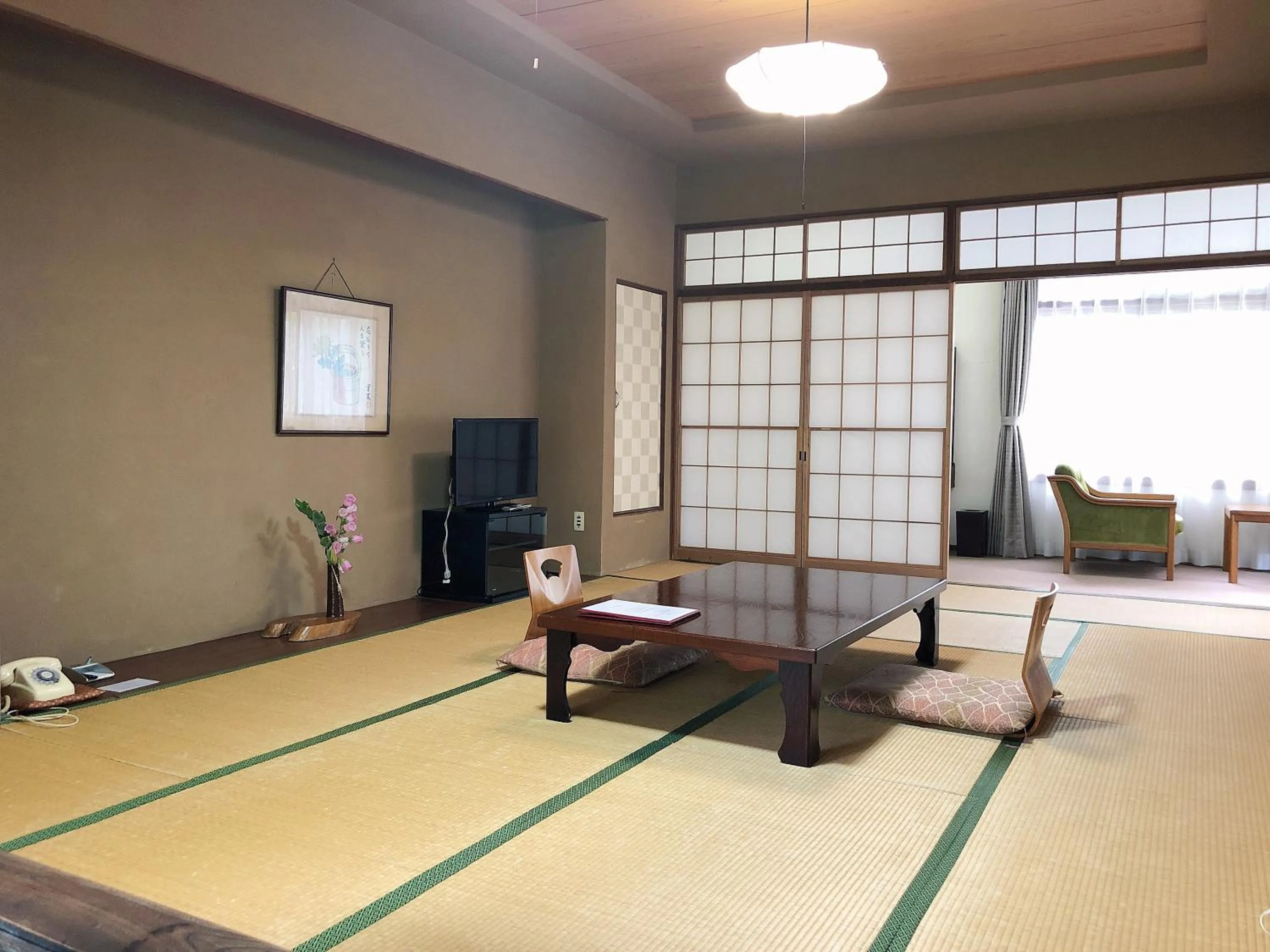 Photo of the whole room in Sakahijiri gyokushoen