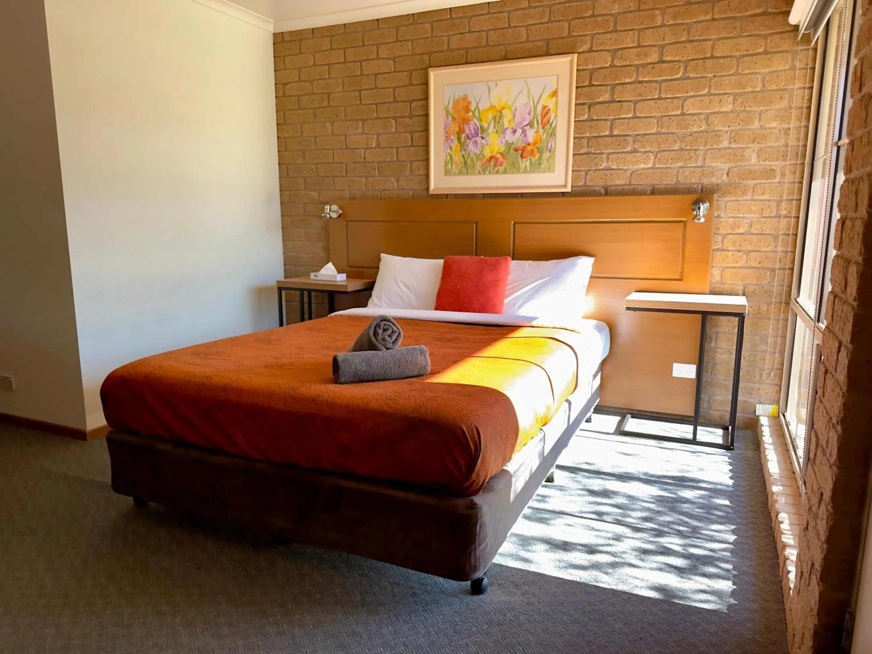 Photo of the whole room, Bed in Darling Junction Motor Inn