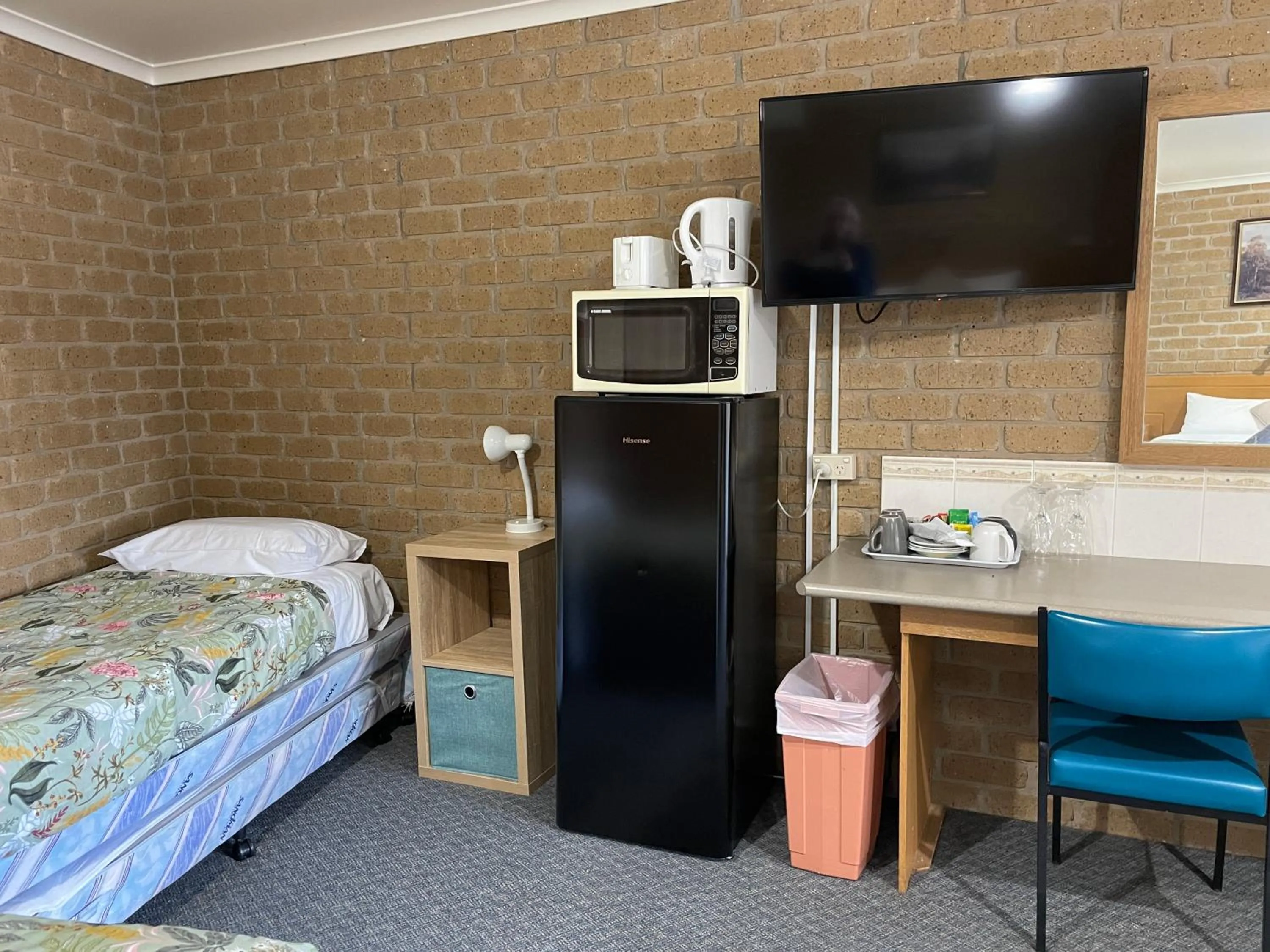 Coffee/tea facilities, Bed in Darling Junction Motor Inn