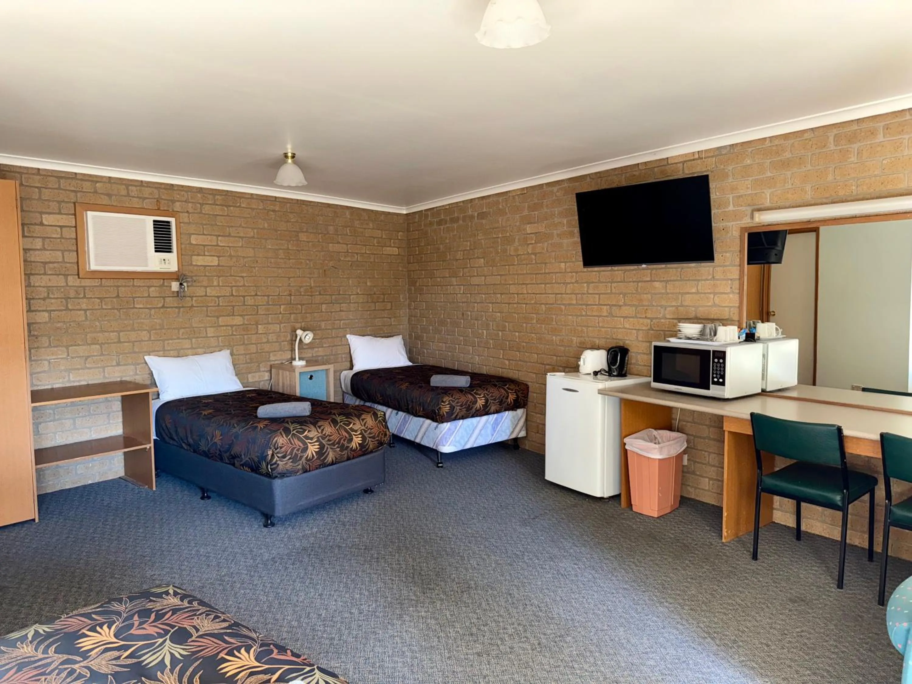 Bedroom, Bed in Darling Junction Motor Inn