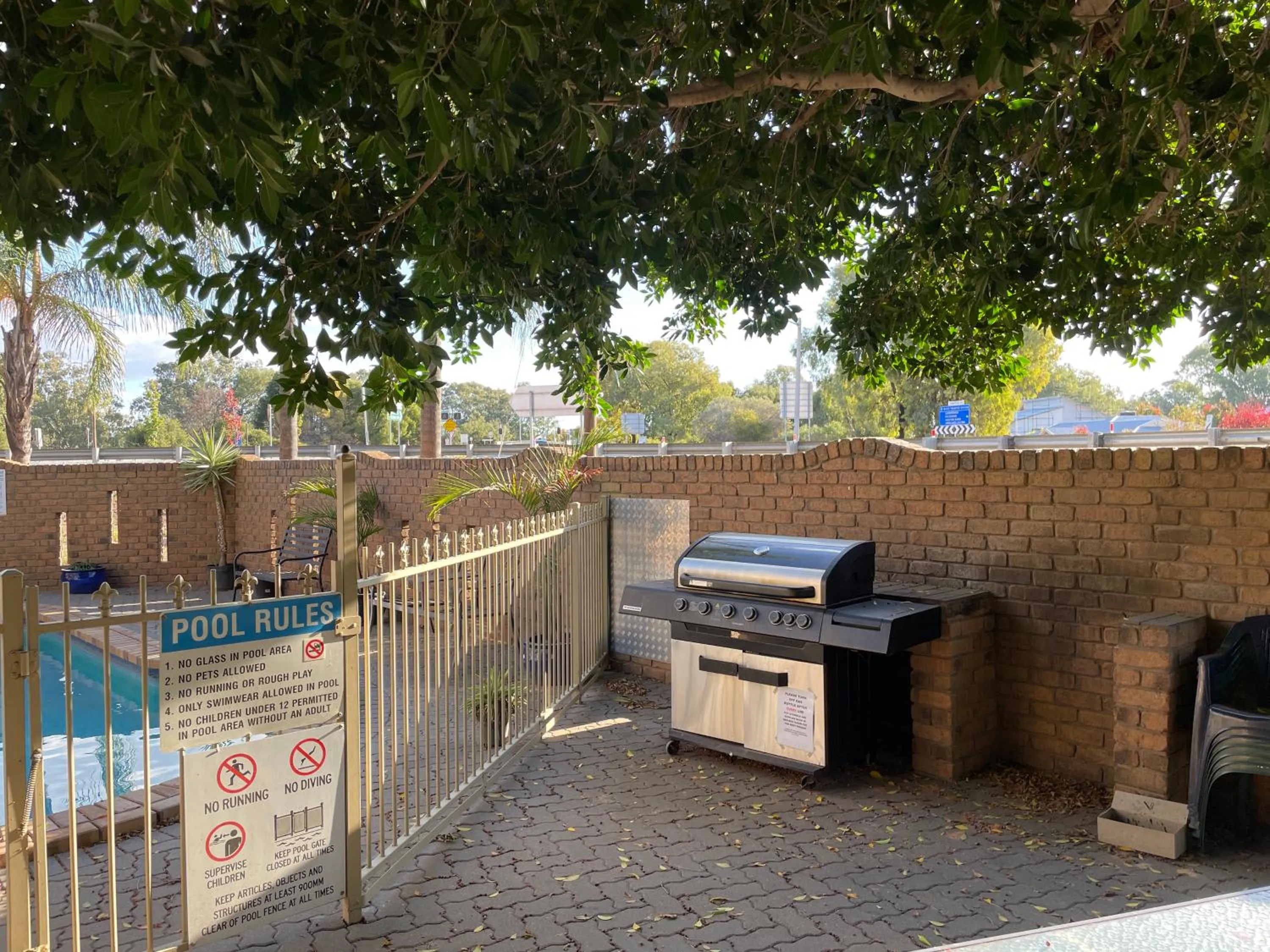 BBQ facilities in Darling Junction Motor Inn