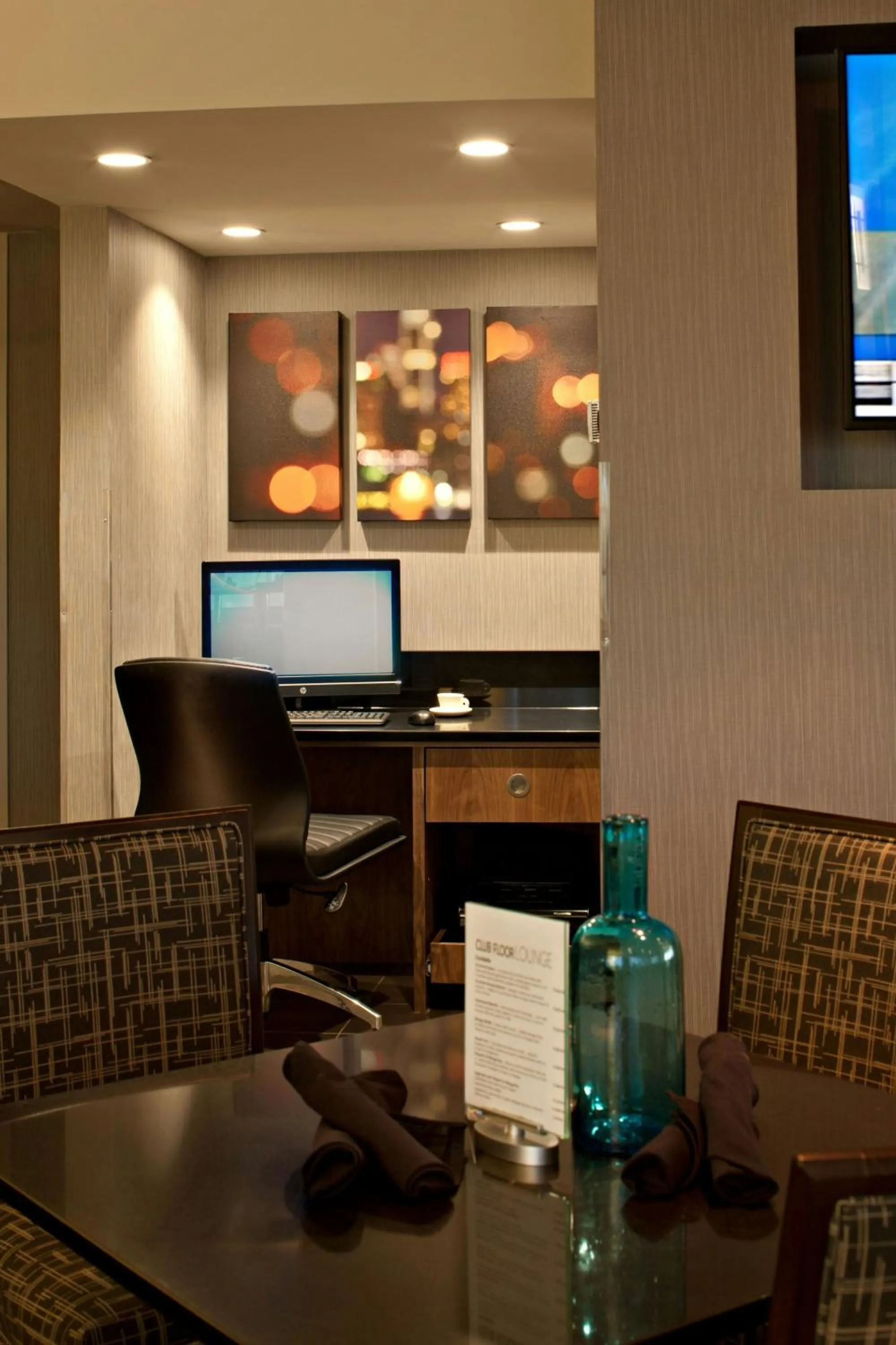 Lounge or bar in Delta Hotels by Marriott Calgary South