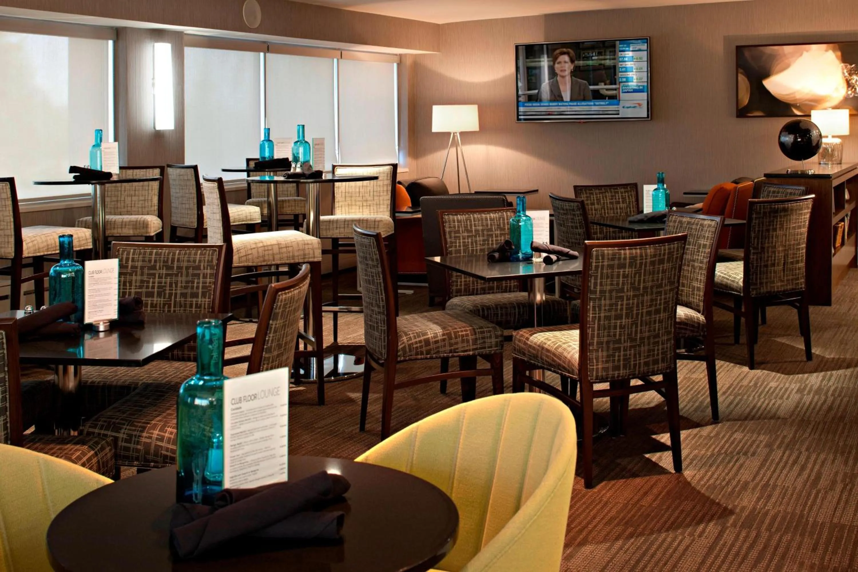 Lounge or bar in Delta Hotels by Marriott Calgary South