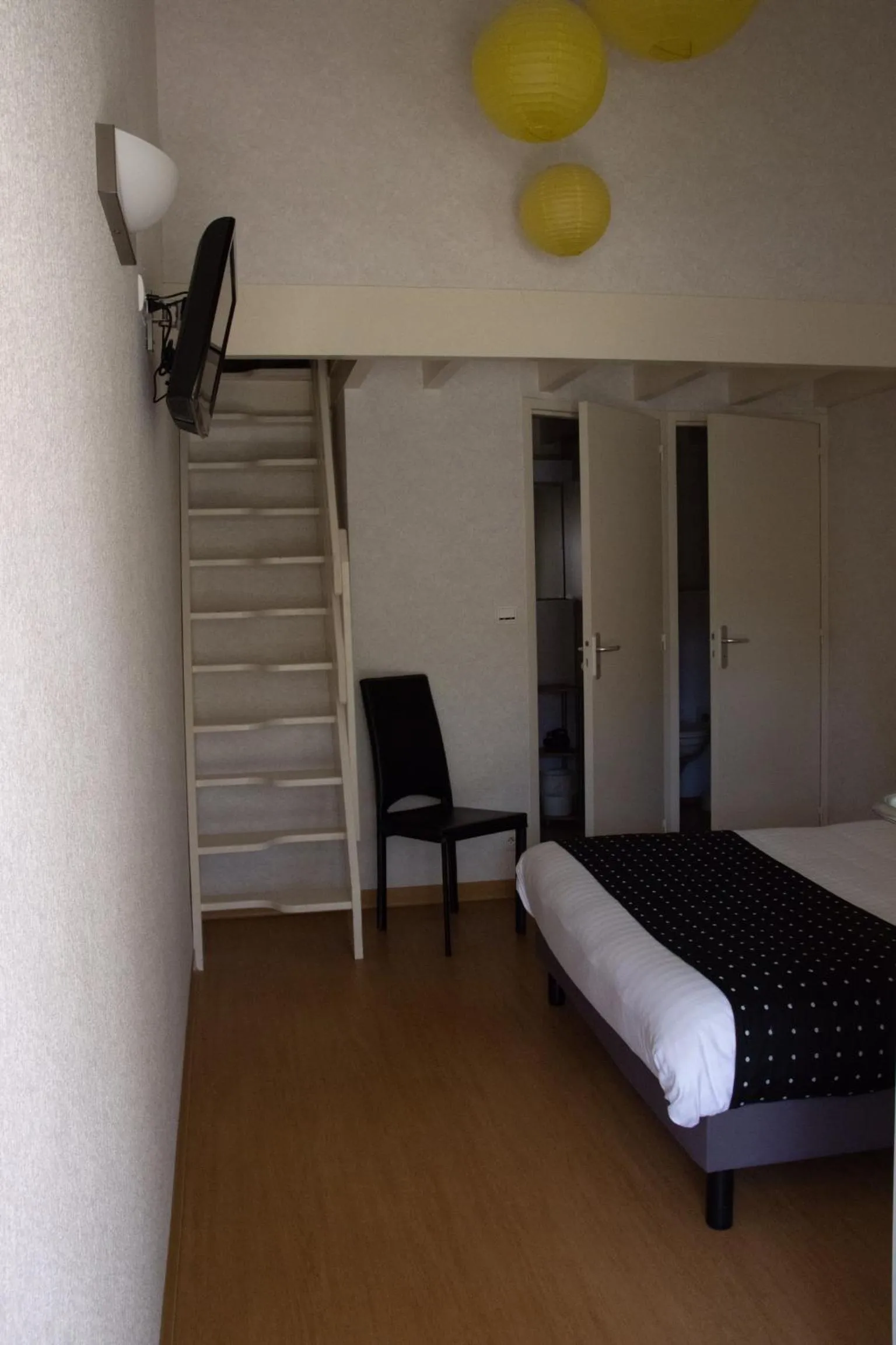 Photo of the whole room, Bed in Rev'hotel