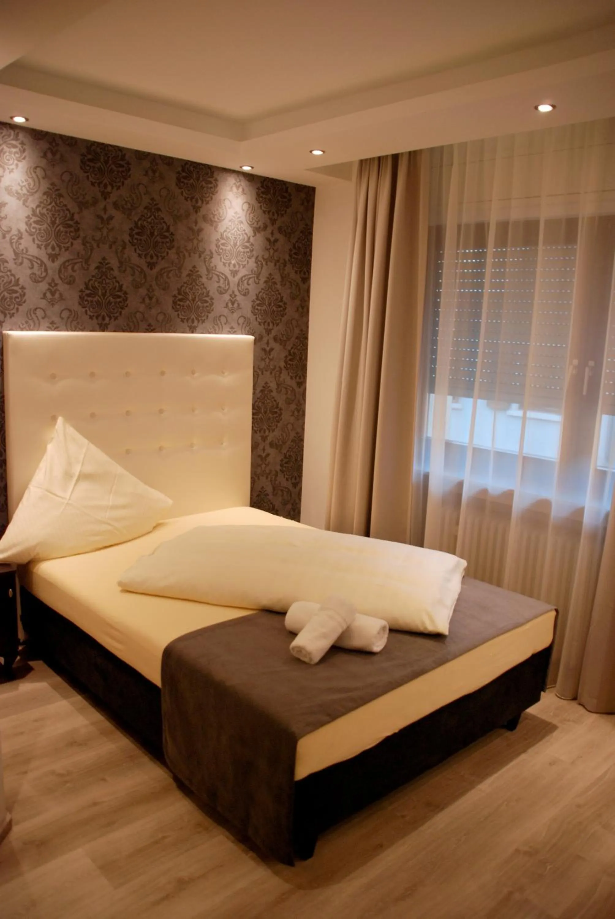 Photo of the whole room, Bed in Hotel zur Linde