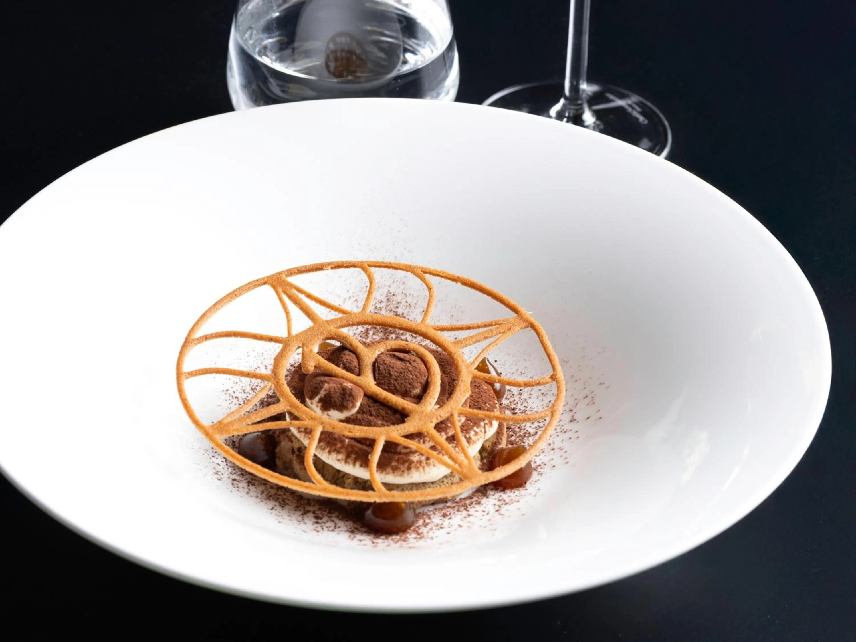 Restaurant/places to eat in Hôtel Vernet Champs Elysées Paris