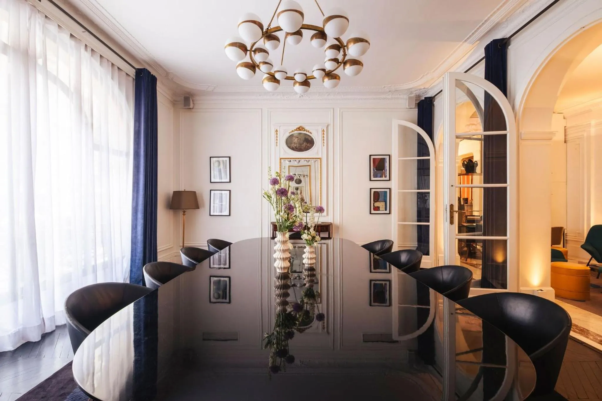 Seating area in Hôtel Vernet Champs Elysées Paris