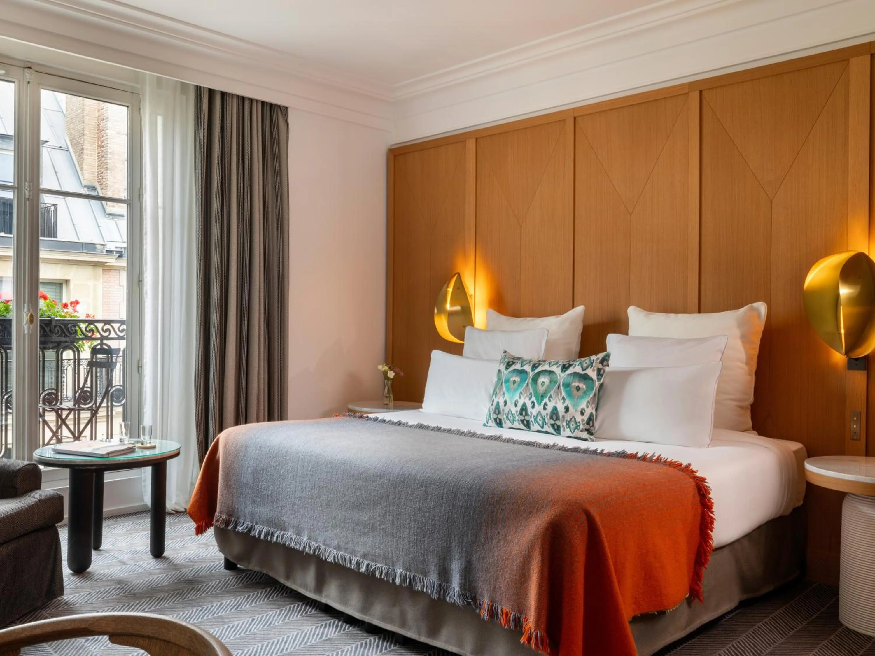 Bedroom, Bed in Hôtel Vernet Champs Elysées Paris