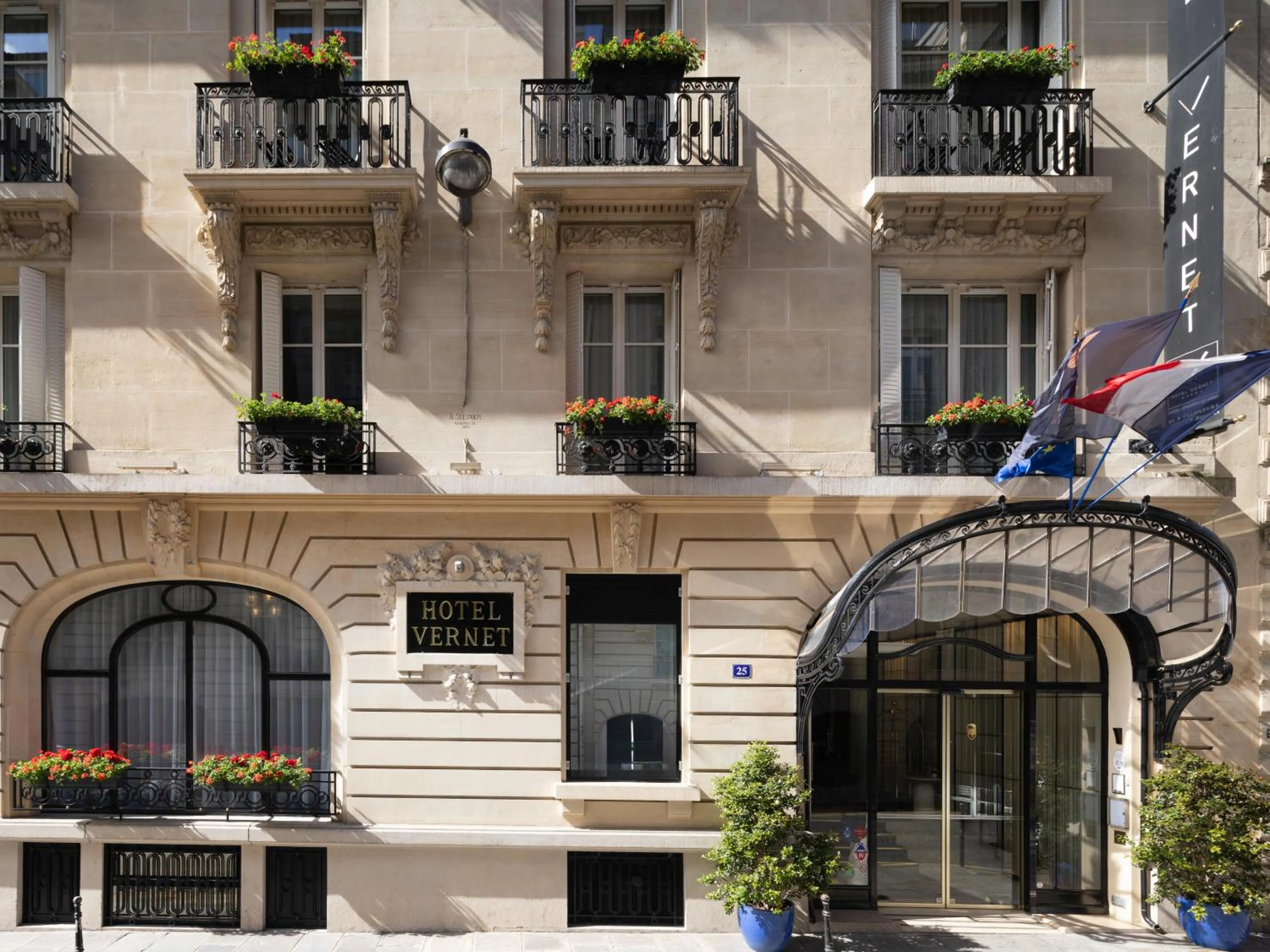 Facade/entrance in Hôtel Vernet Champs Elysées Paris