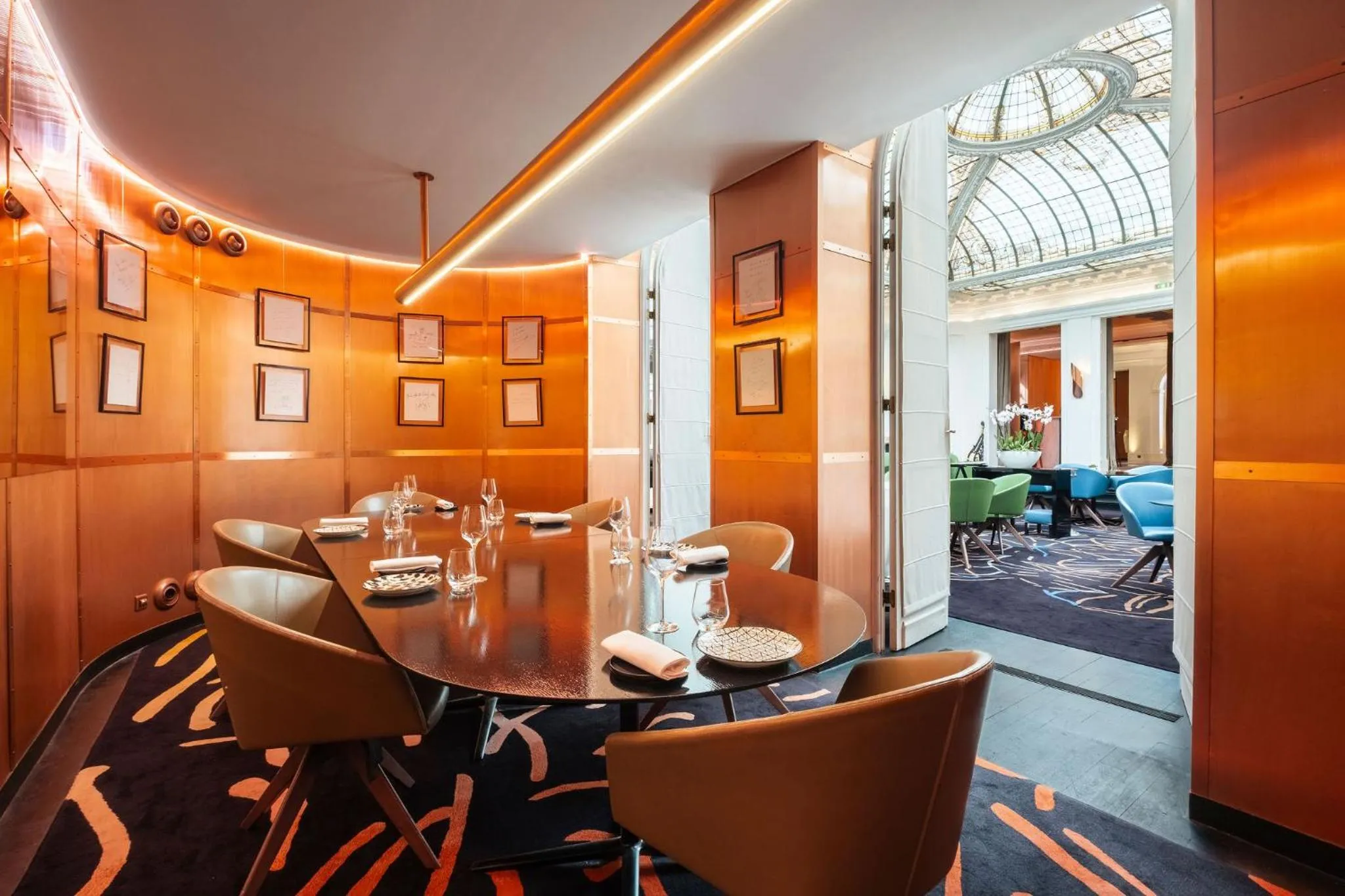 Restaurant/places to eat in Hôtel Vernet Champs Elysées Paris