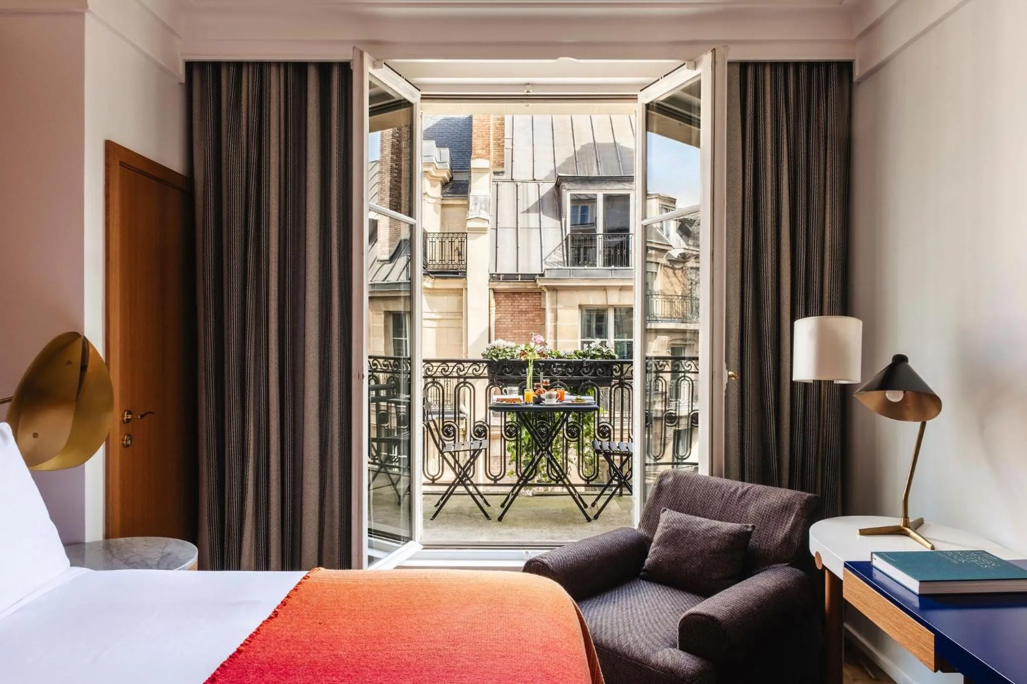 Bedroom, Bed in Hôtel Vernet Champs Elysées Paris