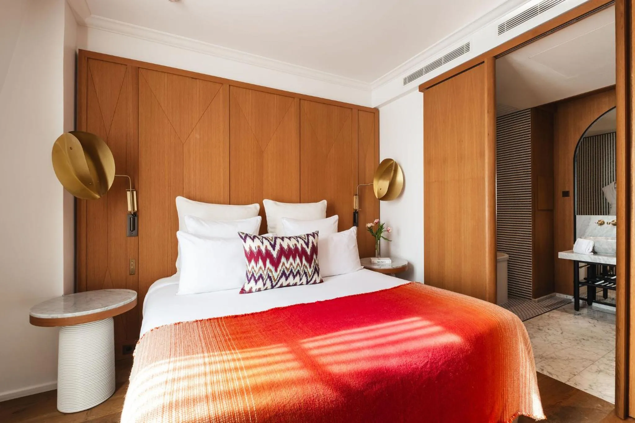 Bedroom, Bed in Hôtel Vernet Champs Elysées Paris