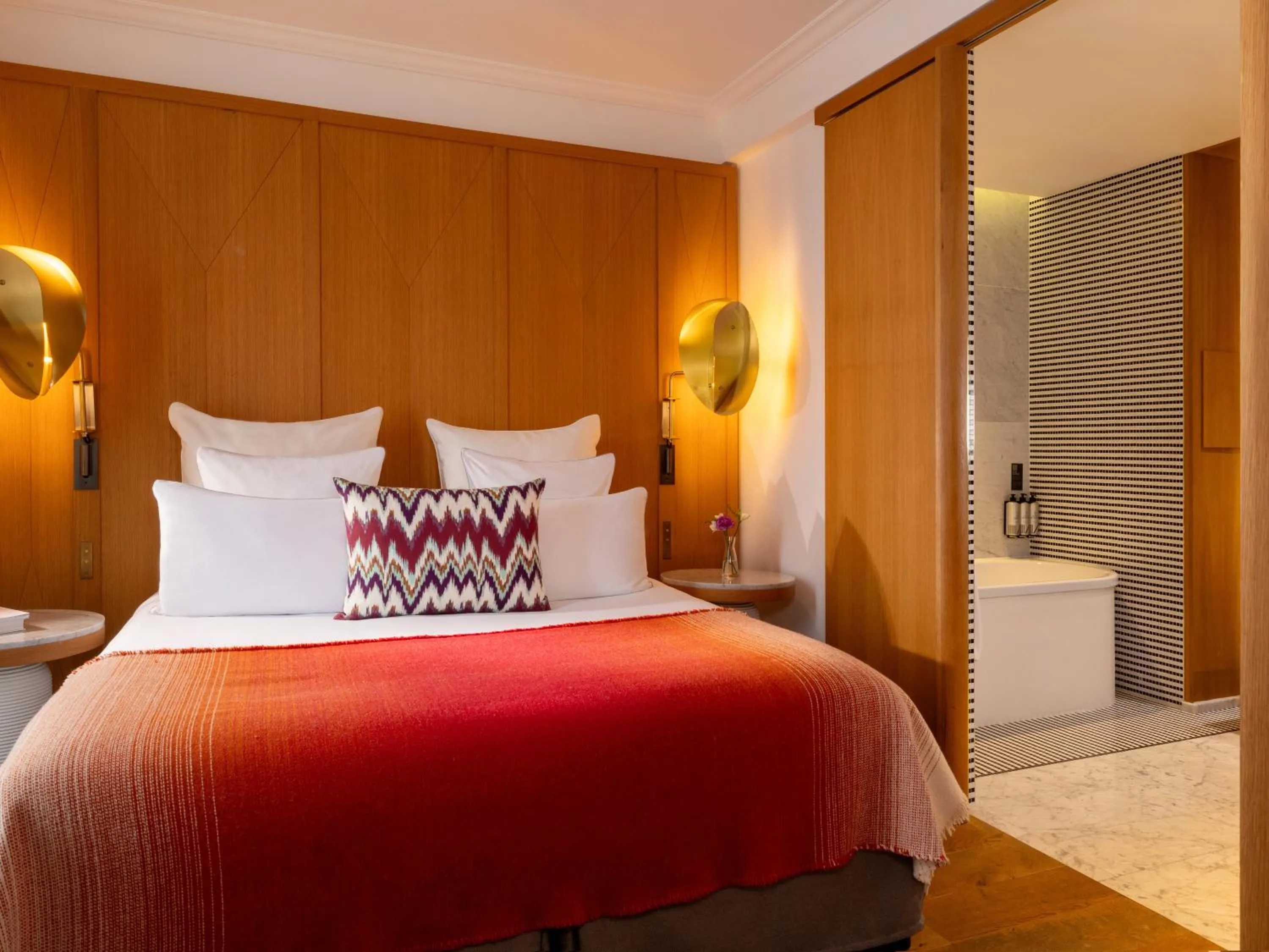 Bedroom, Bed in Hôtel Vernet Champs Elysées Paris